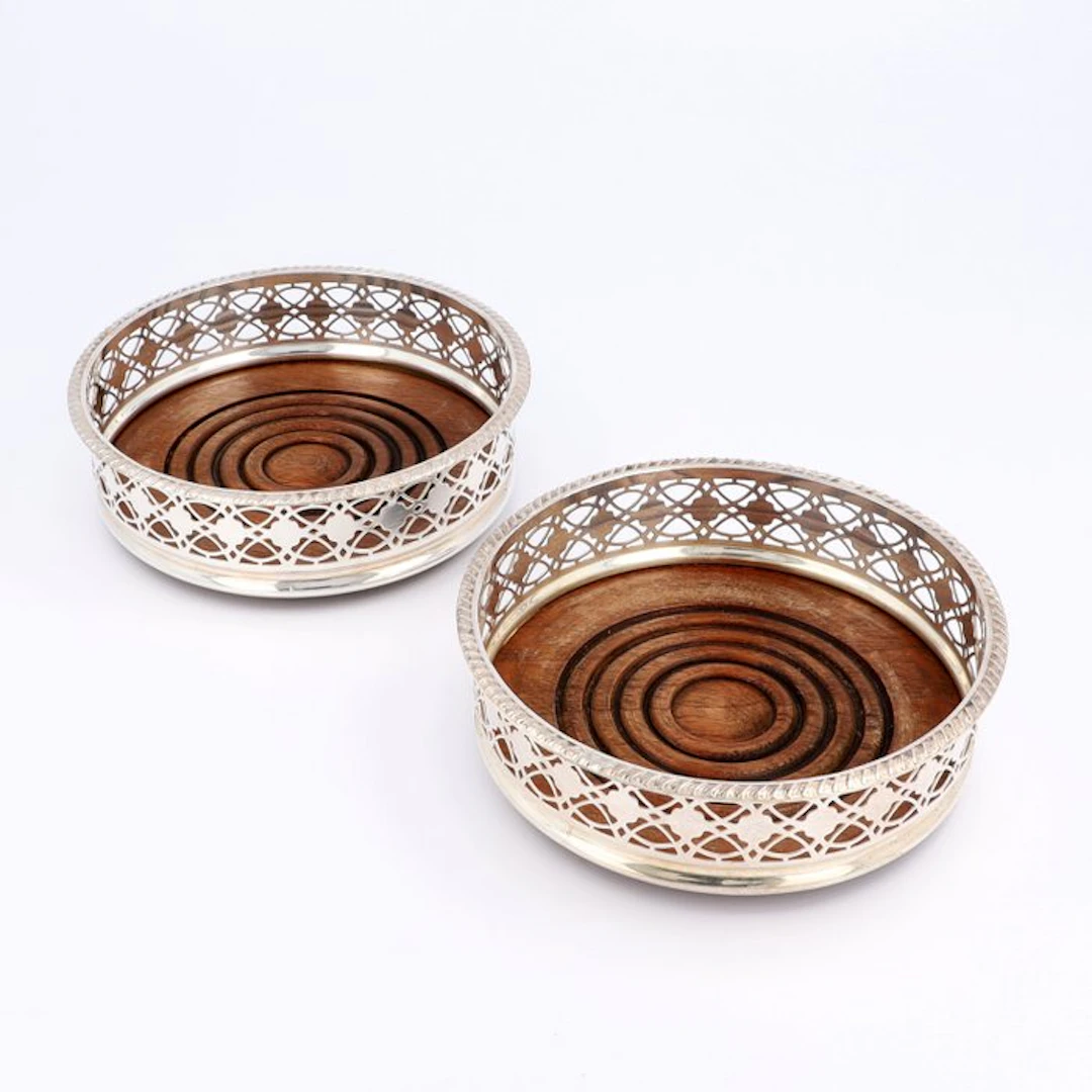 NO RESERVE. Flessenonderzetter. - Bottle coaster (2) - Silverplated, Wood