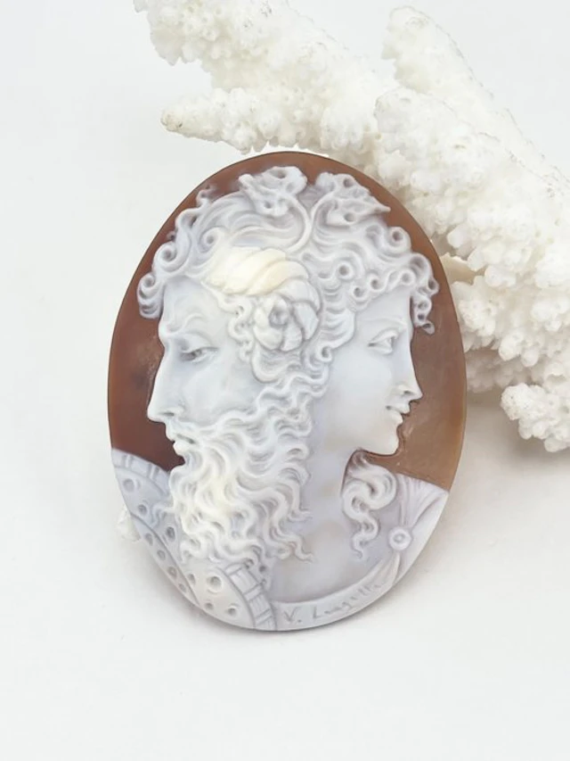 Cassis madagascariensis - Cameo - Hand-engraved cameo