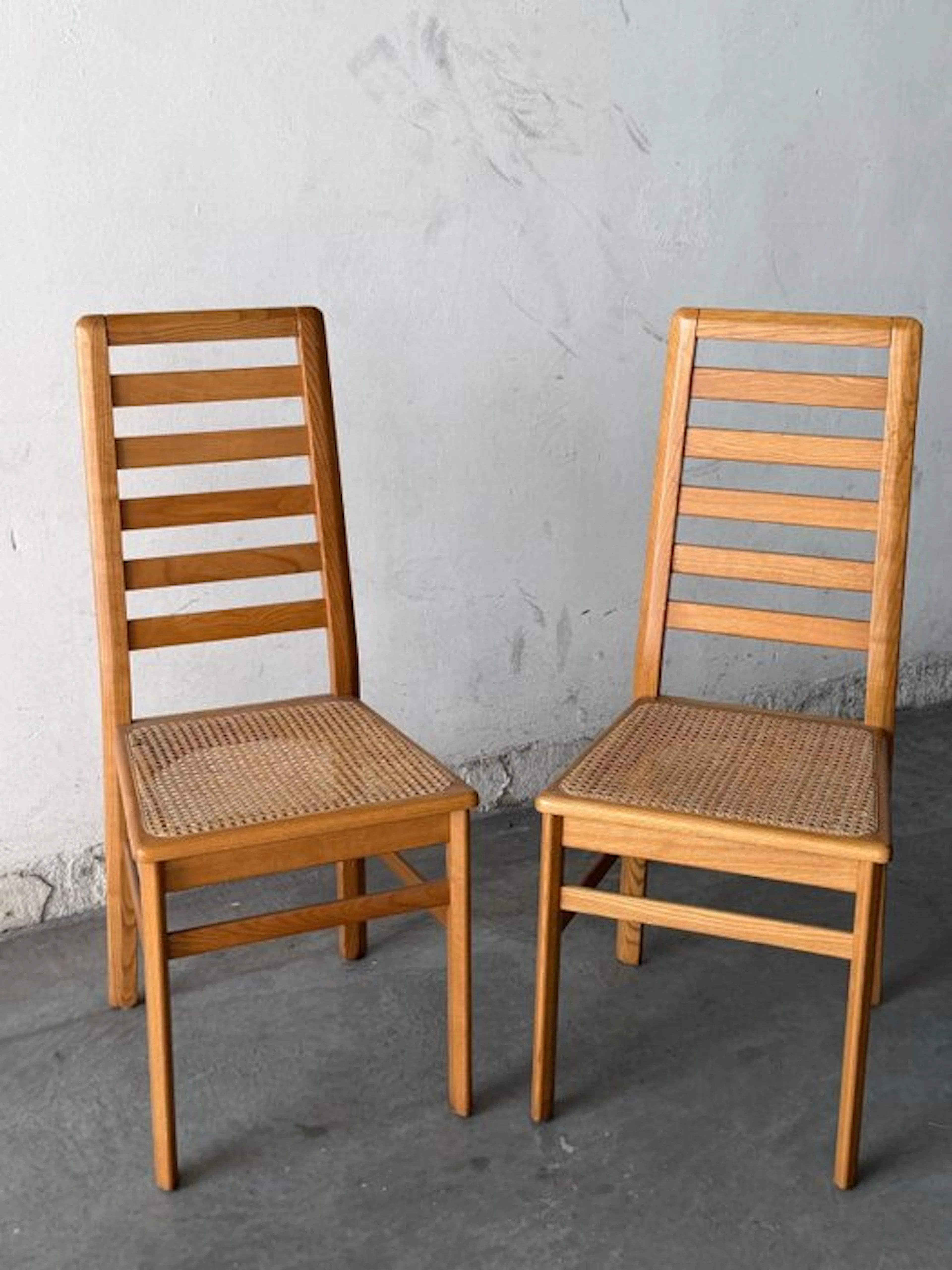 Chair - Wood - Pair of vintage wooden chairs with Vienna straw seats.