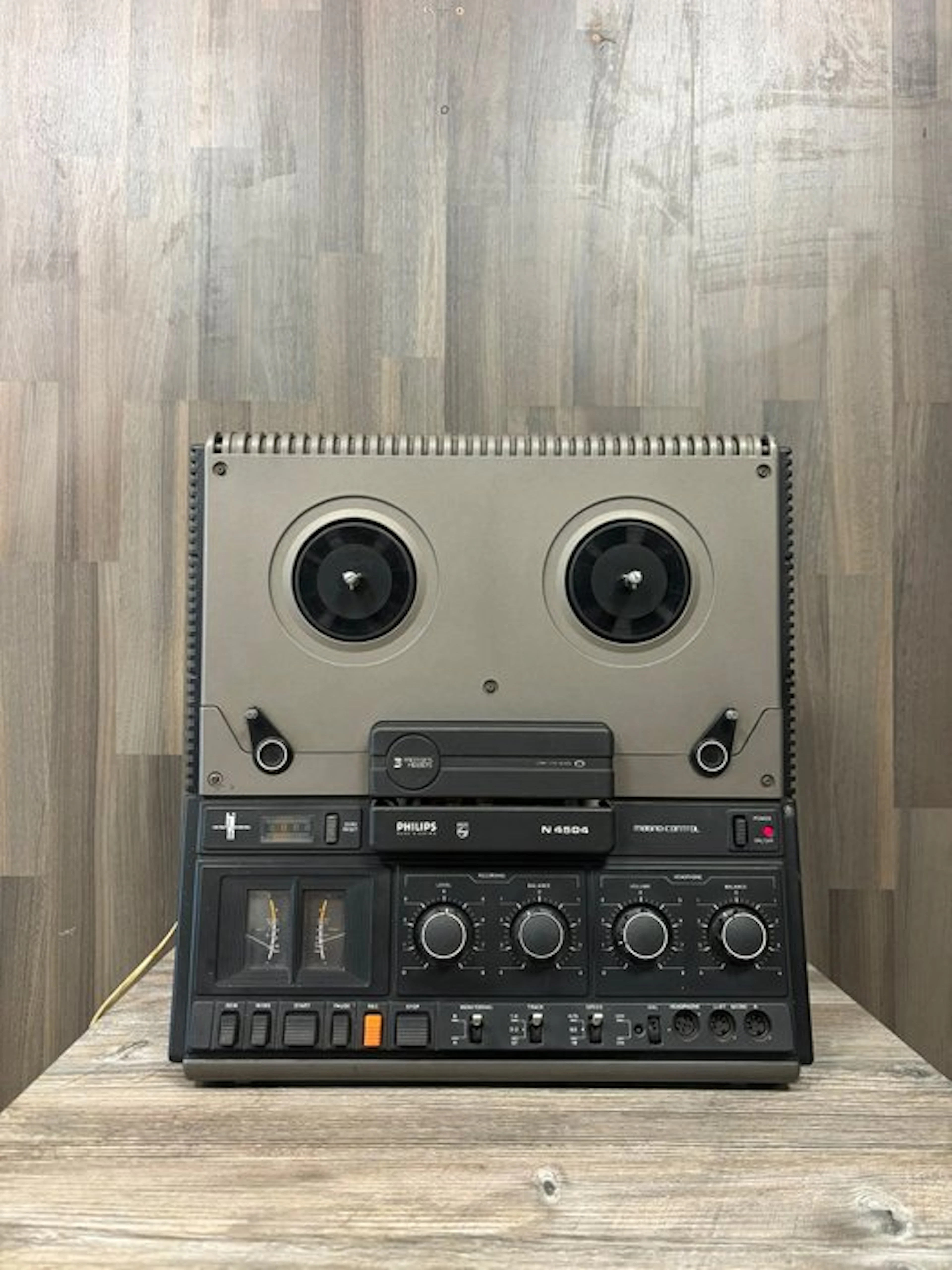 Philips - N 4504 3-Motor, 3-Head 4-Track Stereo Reel to reel deck 18 cm