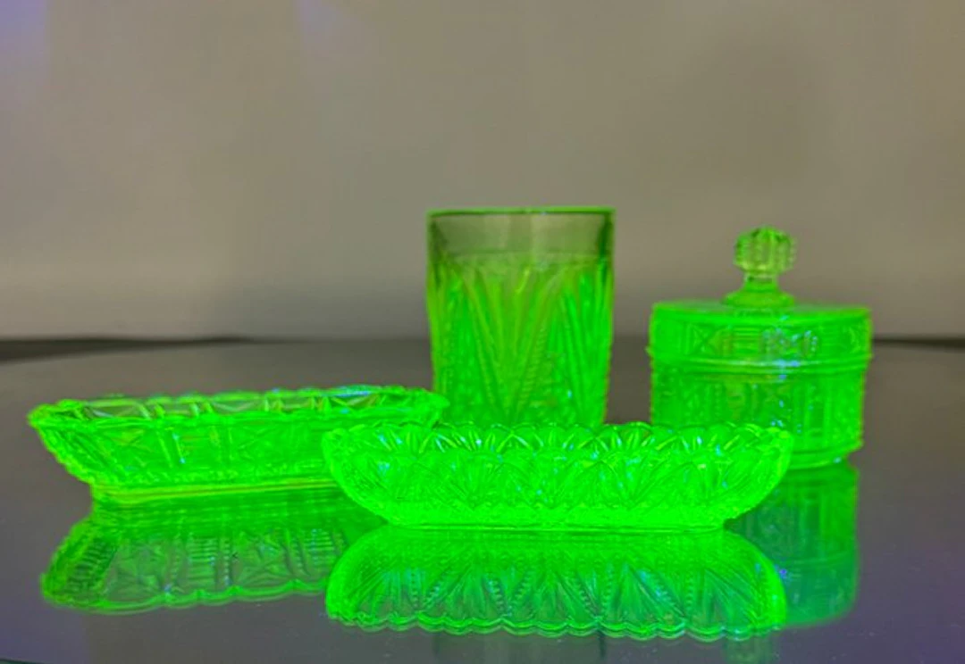 Art Deco Toilet set (4) - Uranium glass - Ouraline toiletry set