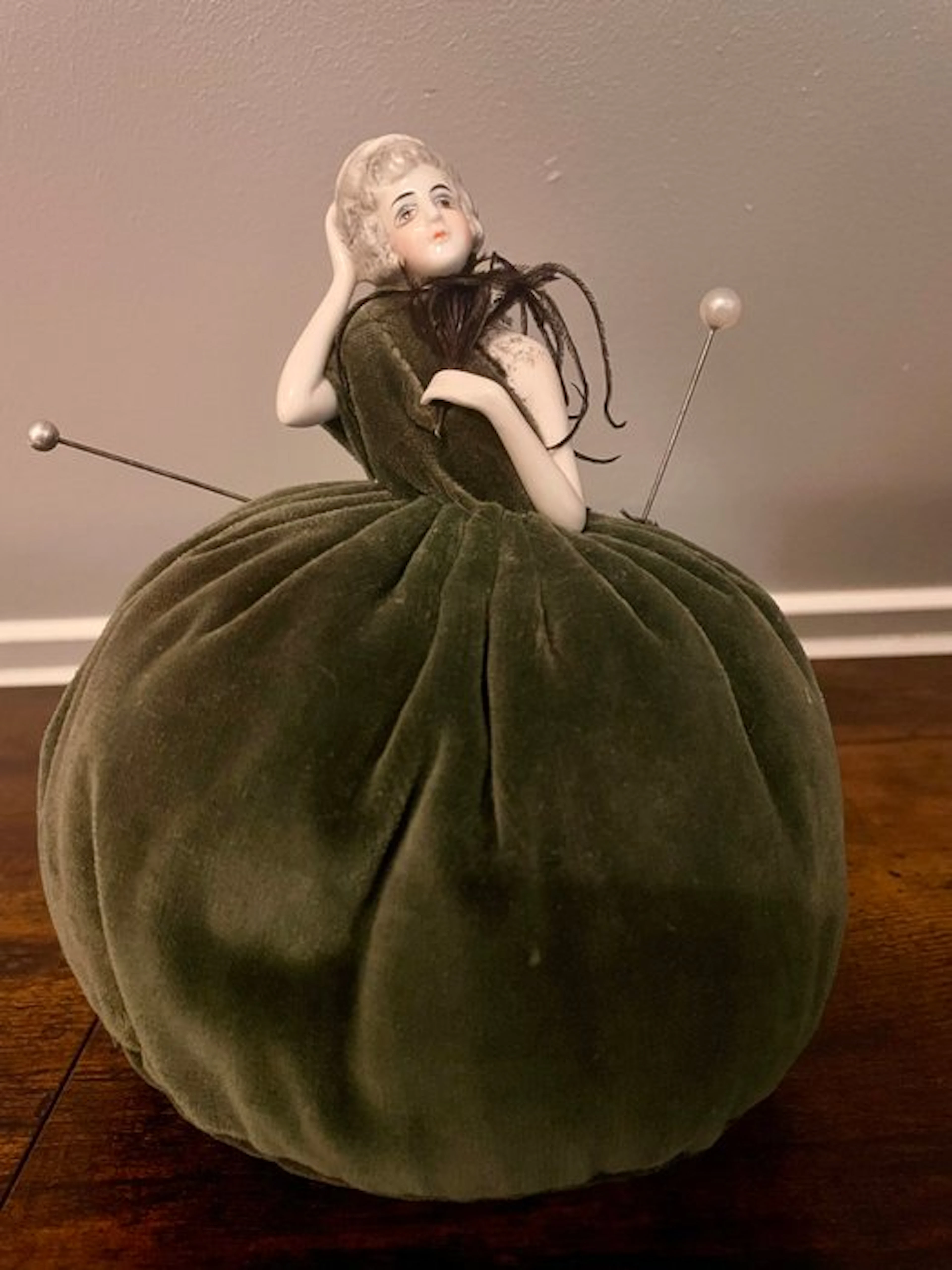 Figurine - Porcelain half-doll pincushion - Porcelain, Textile, Feathers