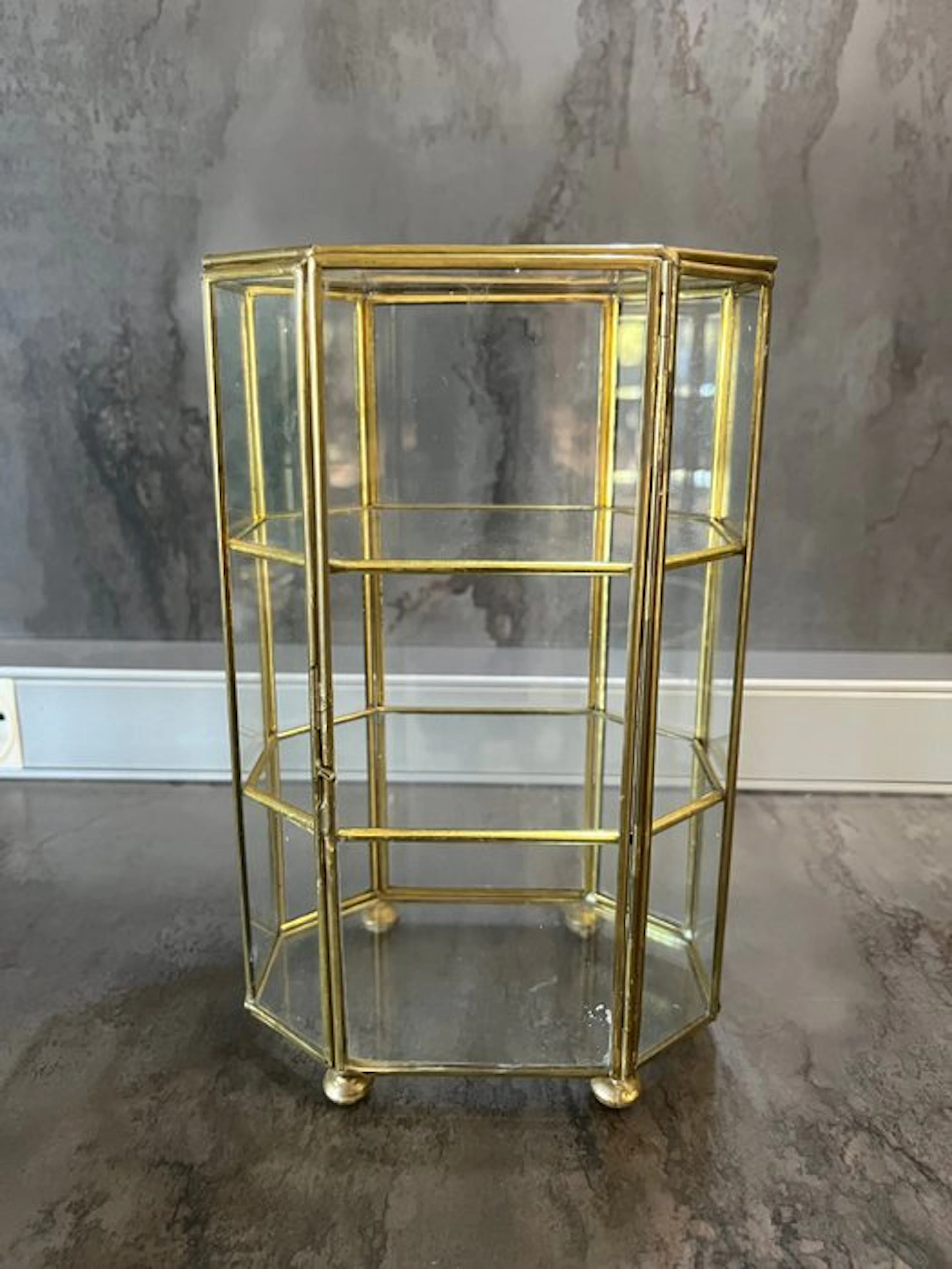 Display cabinet - Glass and brass
