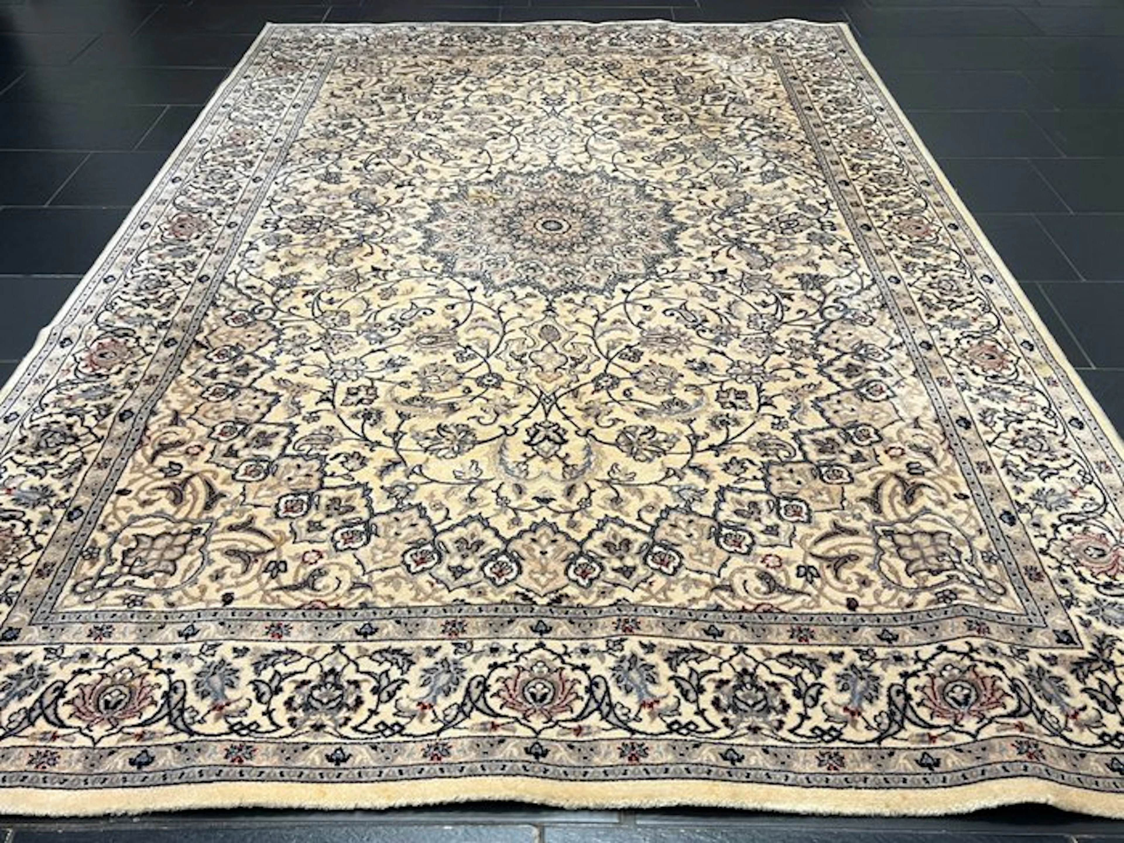 Nain - Carpet - 285 cm - 200 cm