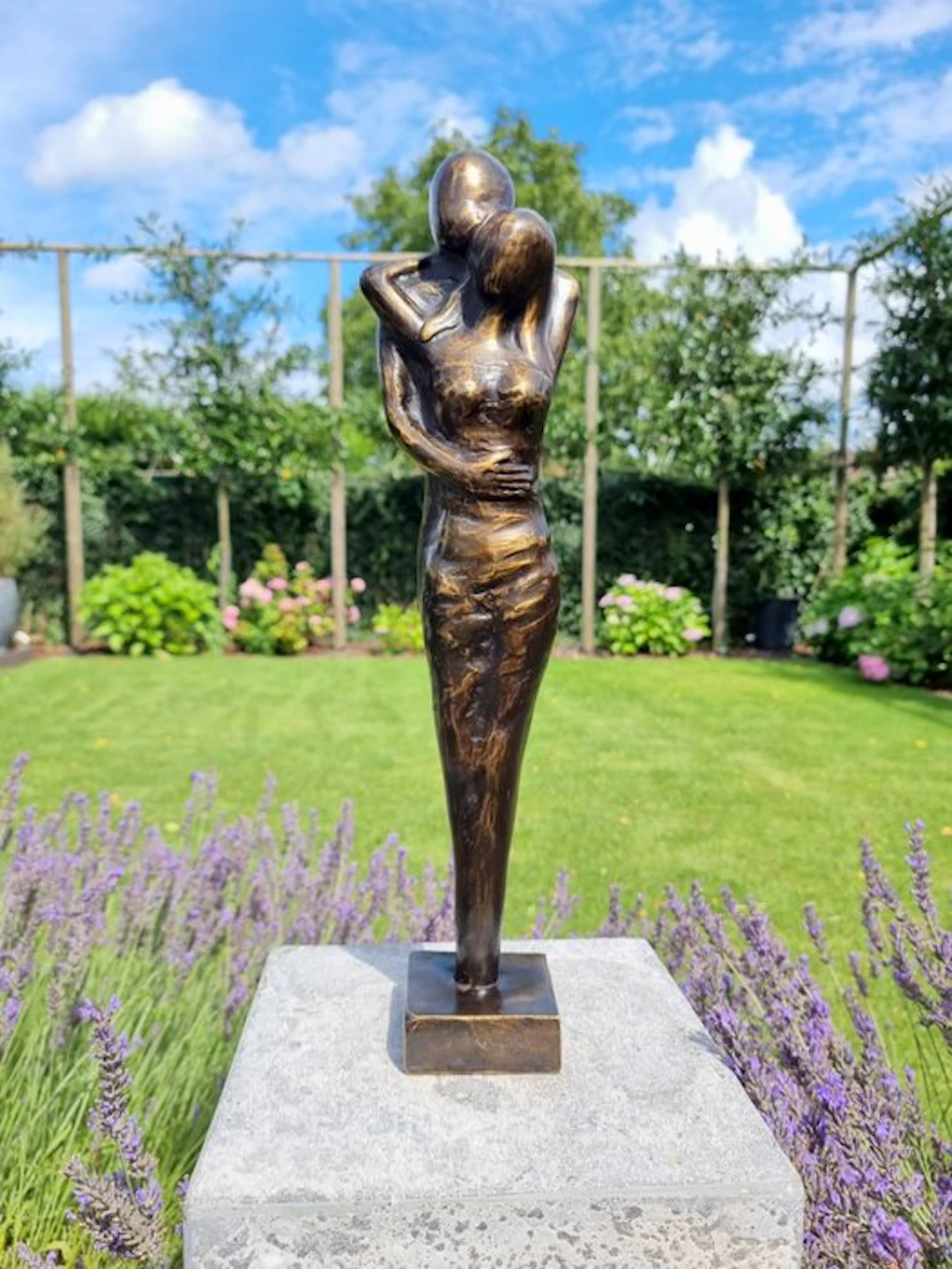 Statuette, An embracing couple - 46 cm - Bronze