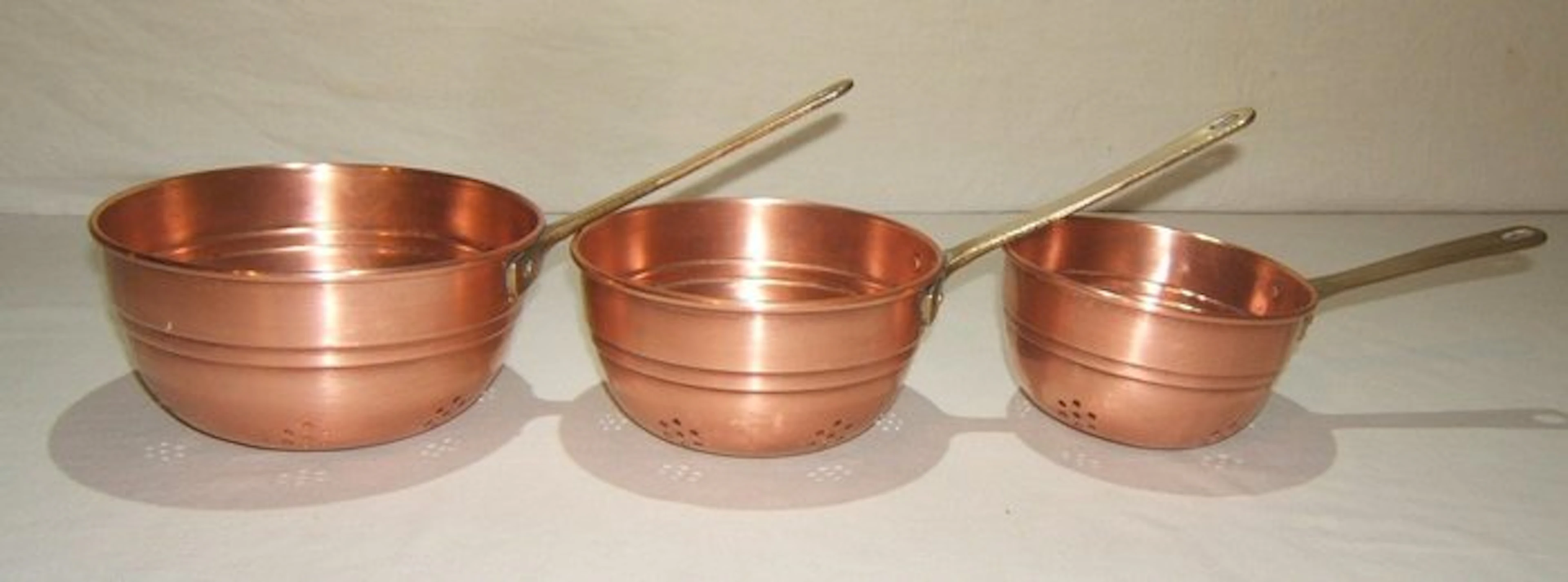 Drie zeldzame Franse koperen vergieten - Colander - Copper, Brass - model pan