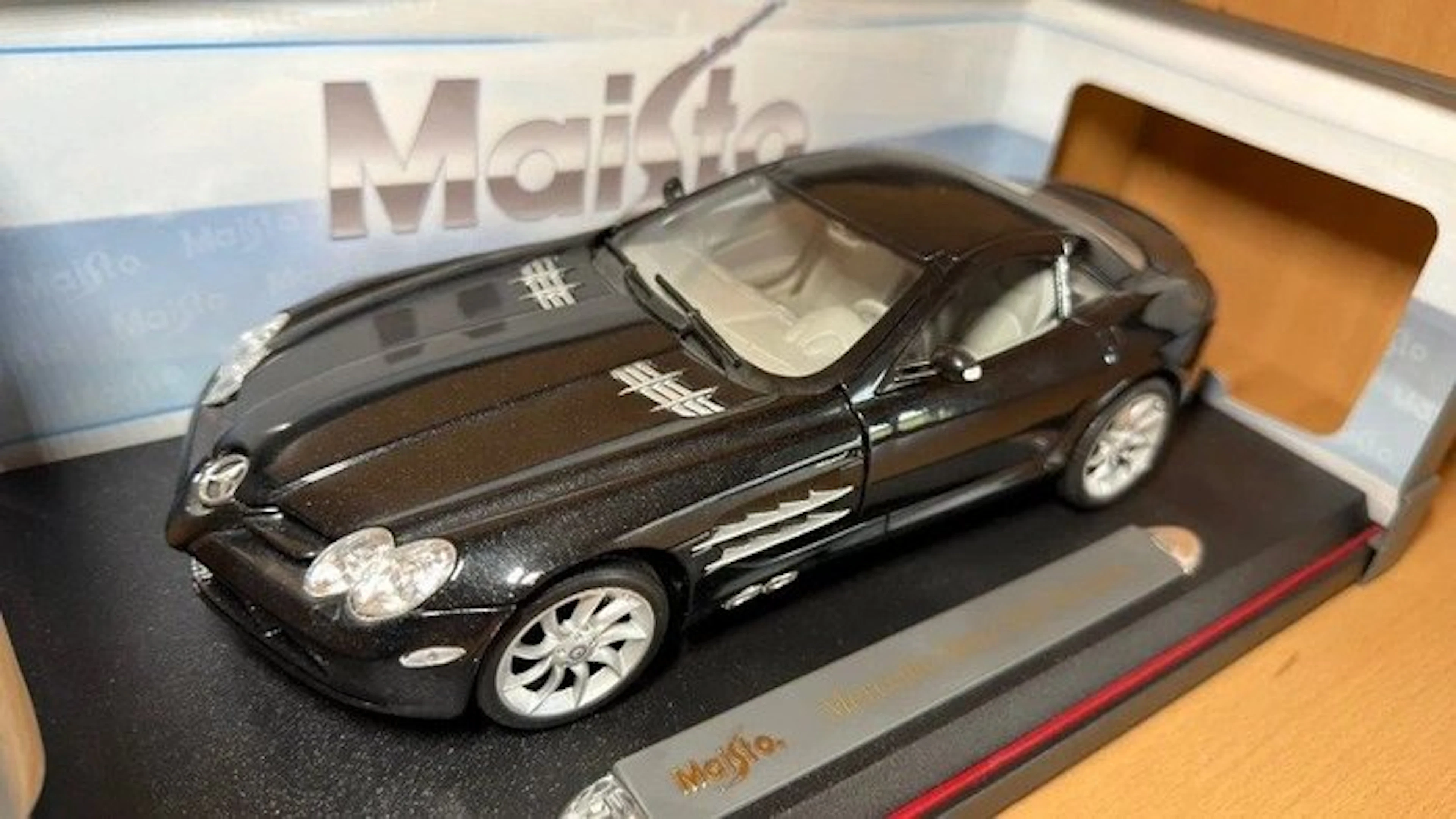 Maisto 1:18 - Model car - Mercedes-Benz SLR McLaren