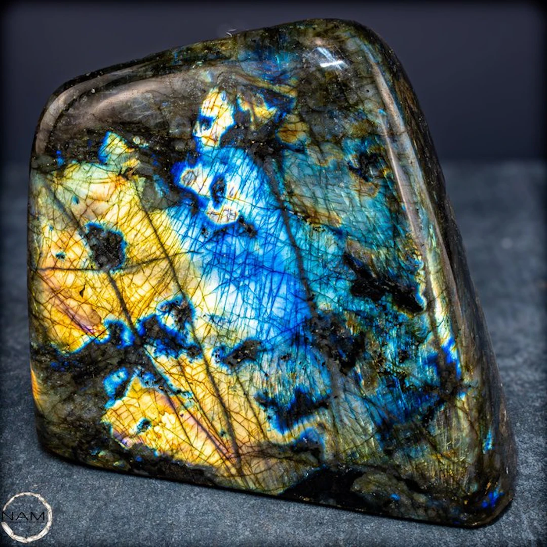 Natural labradorite from Madagascar – Nature's shimmering...