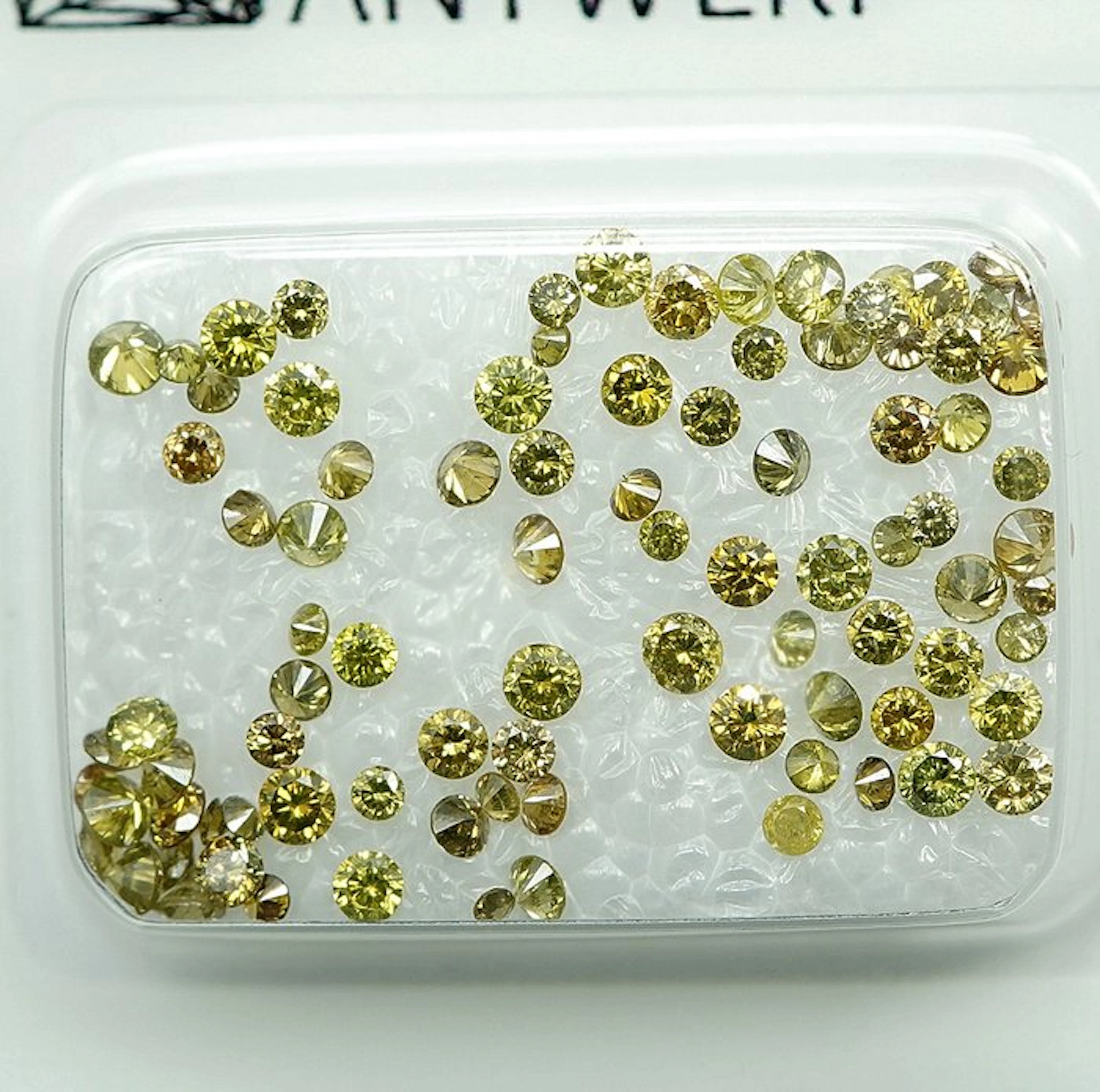 90 pcs Diamond (Colour-treated) - 1.39 ct - Round - Fancy Yellowish