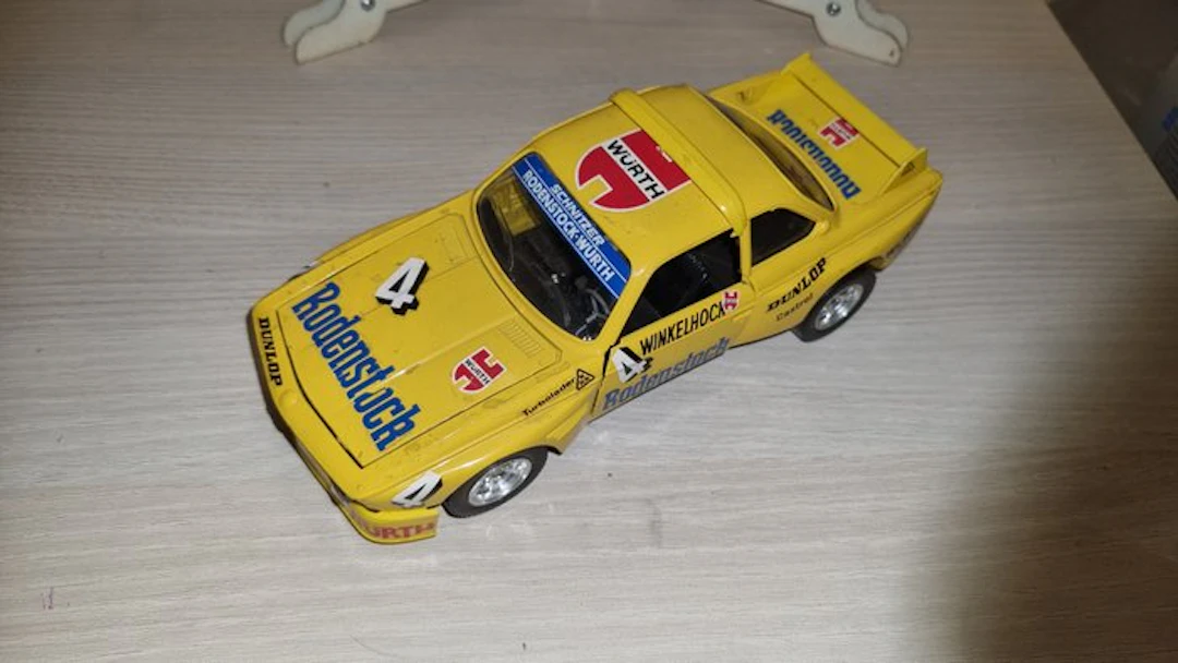 Bburago 1:24 - Model car - BMW 2002