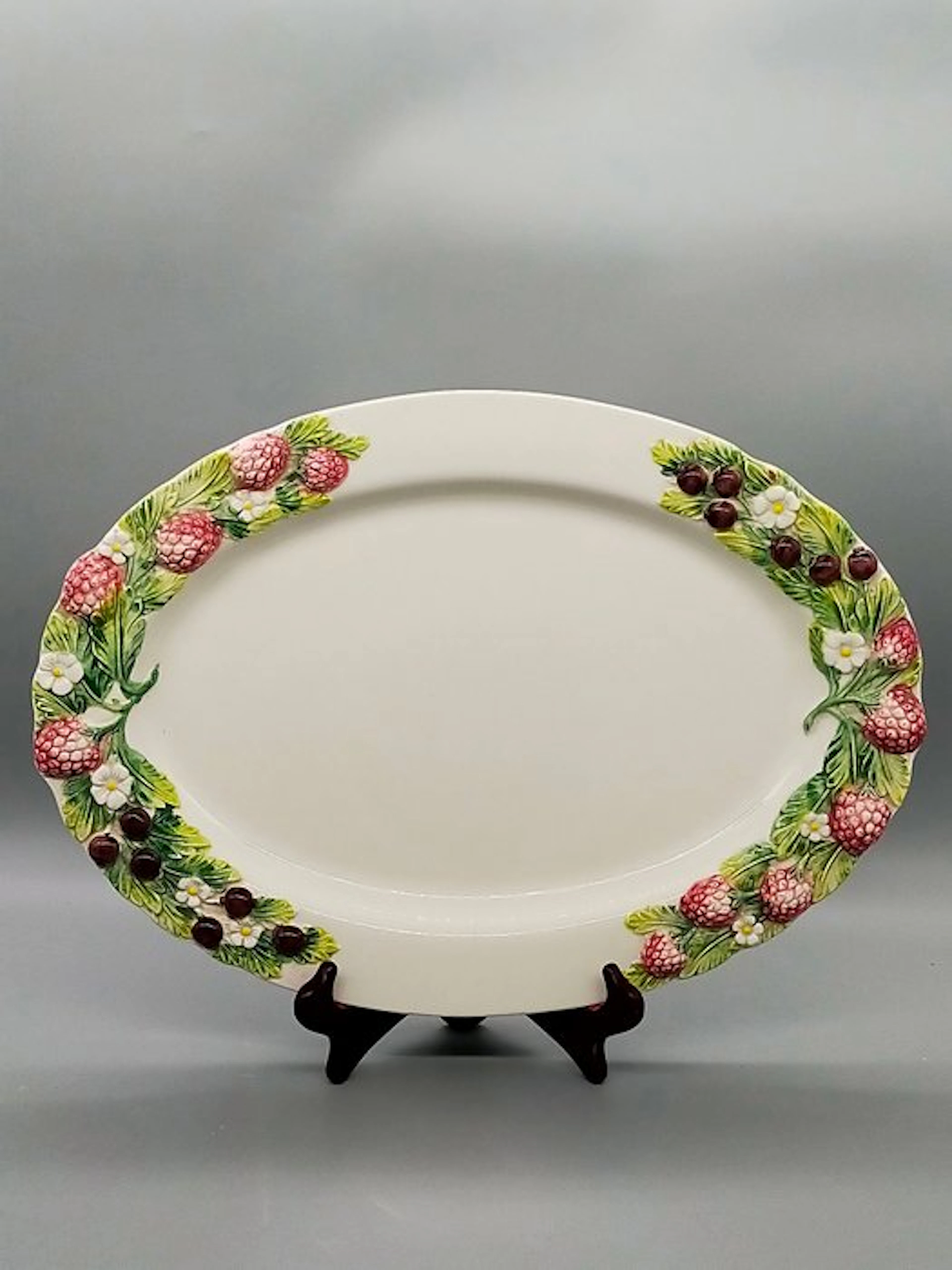 Platter - Large ceramic serving platter 'Made in Italy' with berry relief