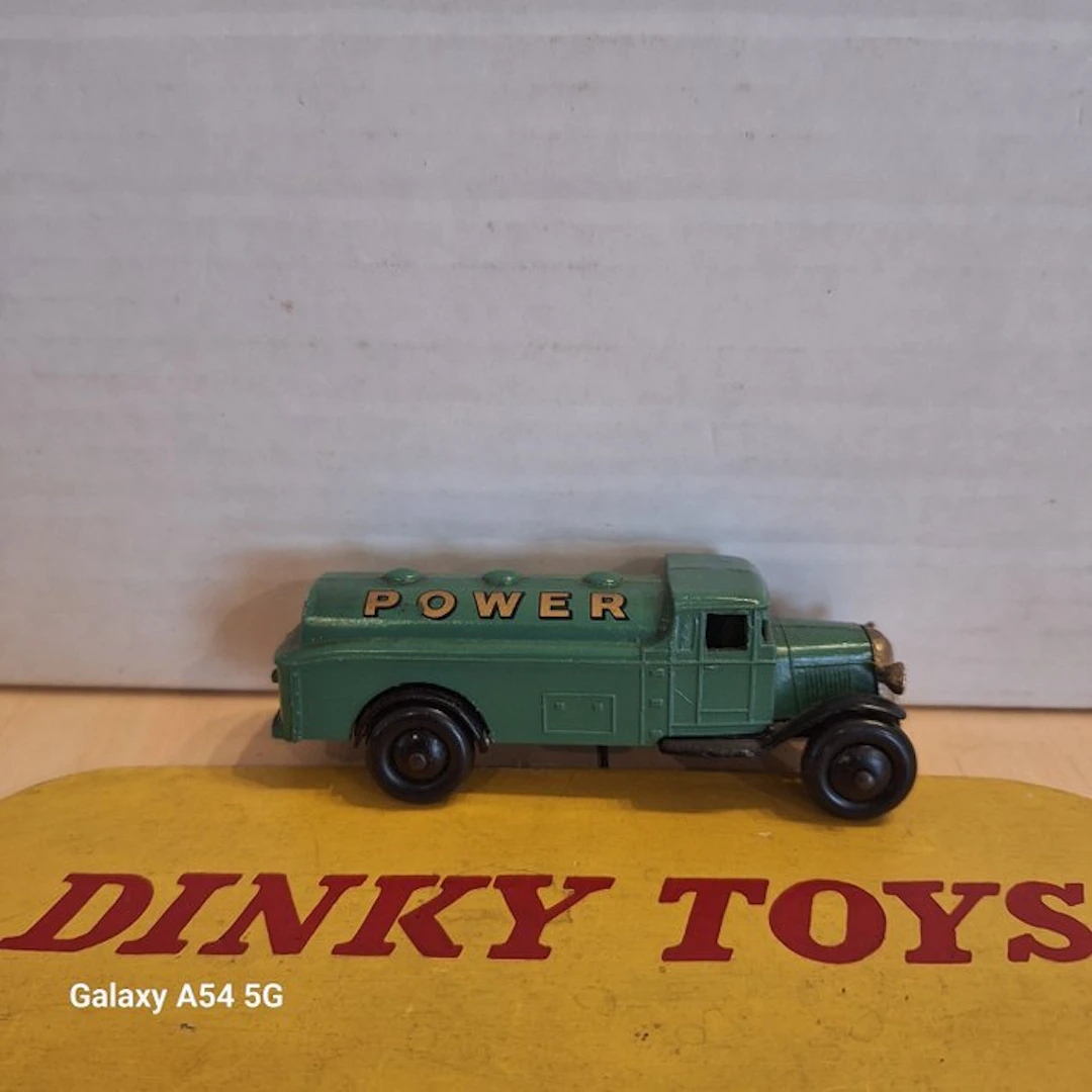 Dinky Toys 1:43 - Model car - Dinky Toys - 25 Series Petrol Tank Wagon