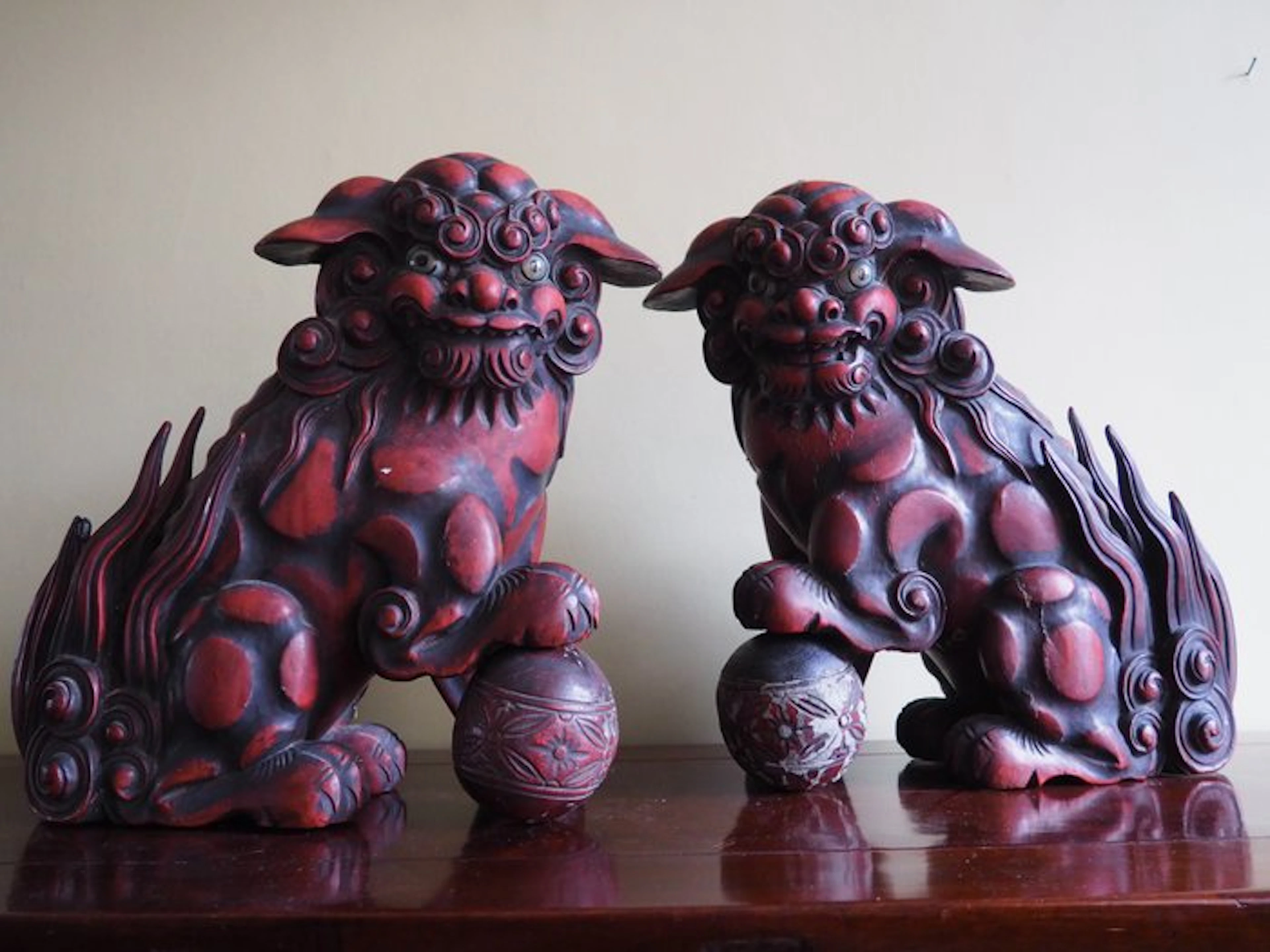 Figure - Rare large Japanese red lacquer Foo Dogs - Wood - Japan