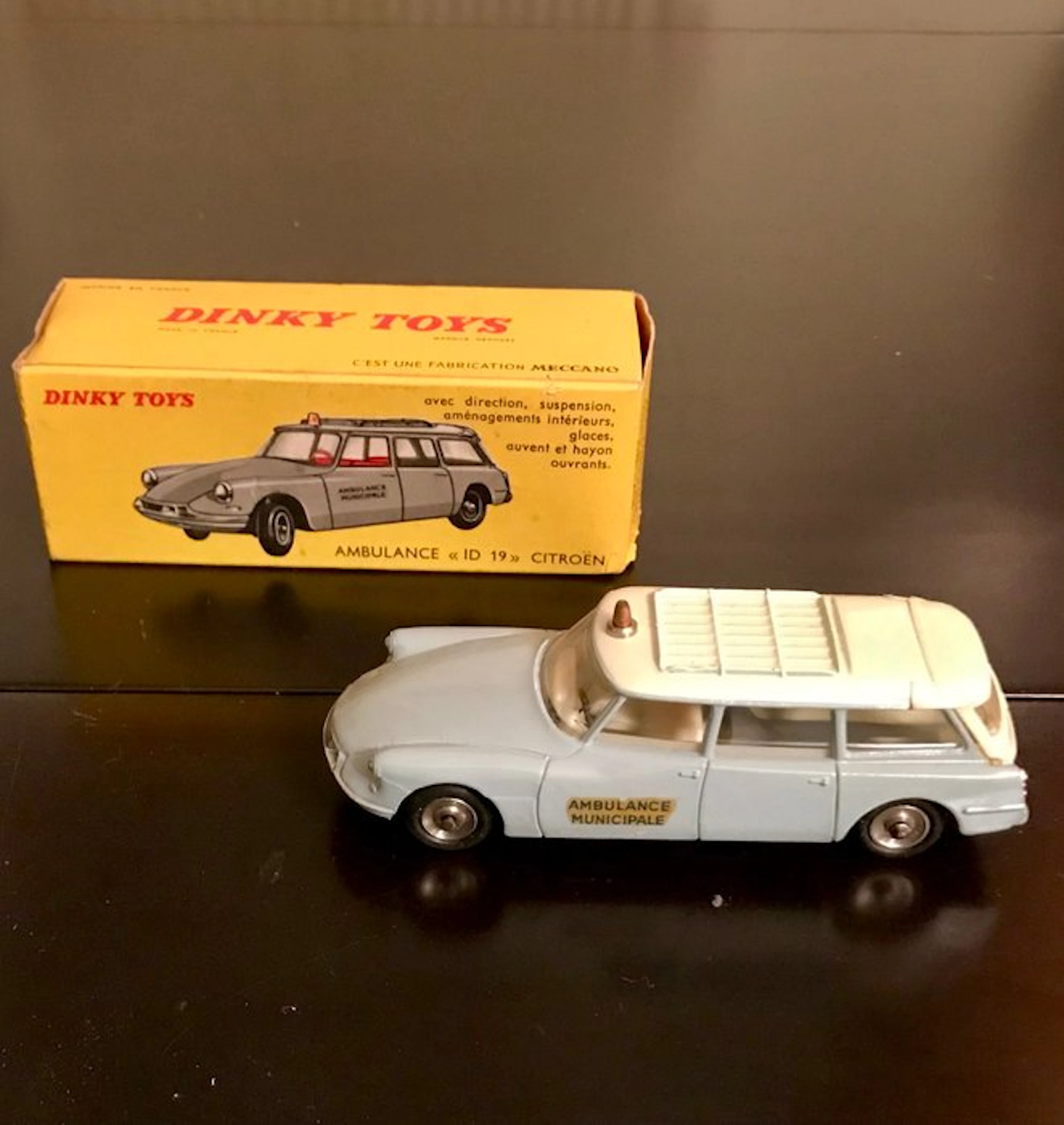 Dinky Toys 1:43 - Model car - Citroën ambulance...