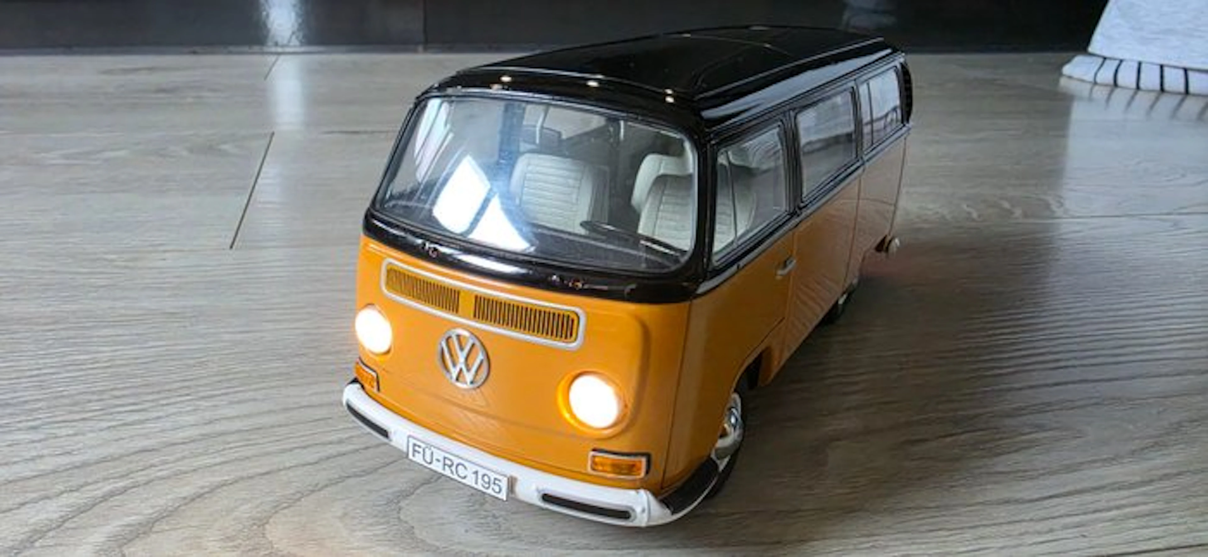 Schuco 1:18 - Model car - VW T2a Bus, Schucotronic R/C