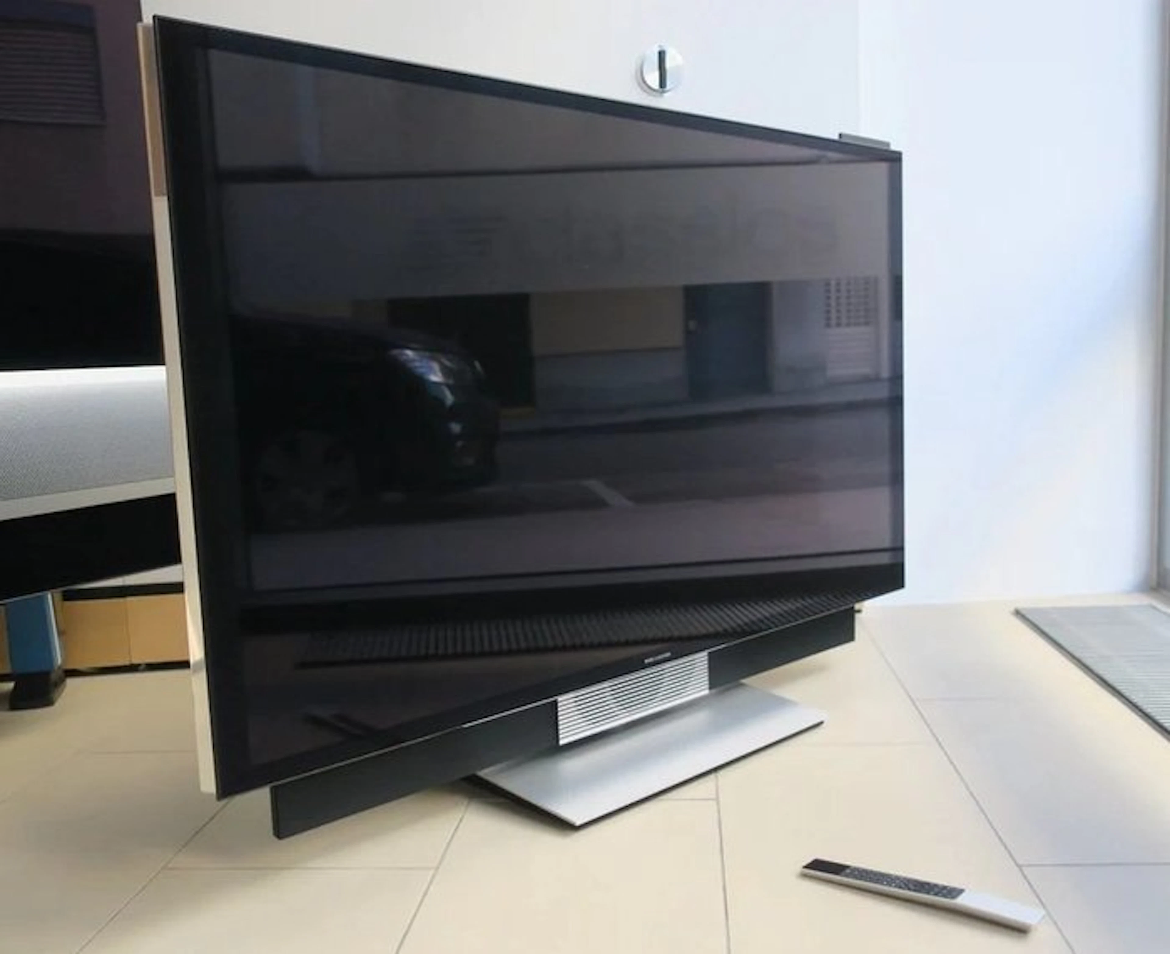 Bang & Olufsen - BeoVision Avant – 55 Inch television...