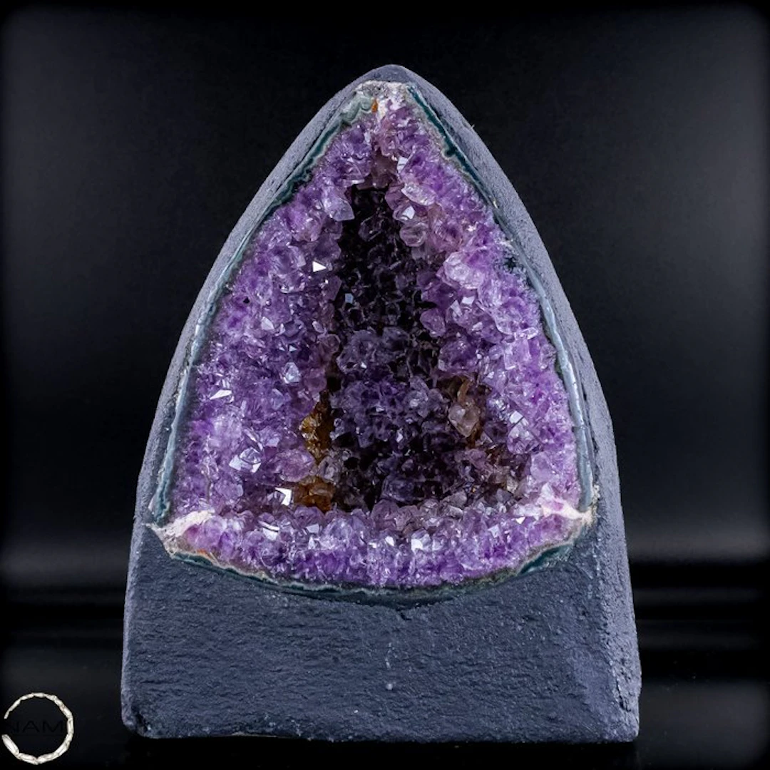 Natural amethyst druzy – an impressive natural work of art full of depth