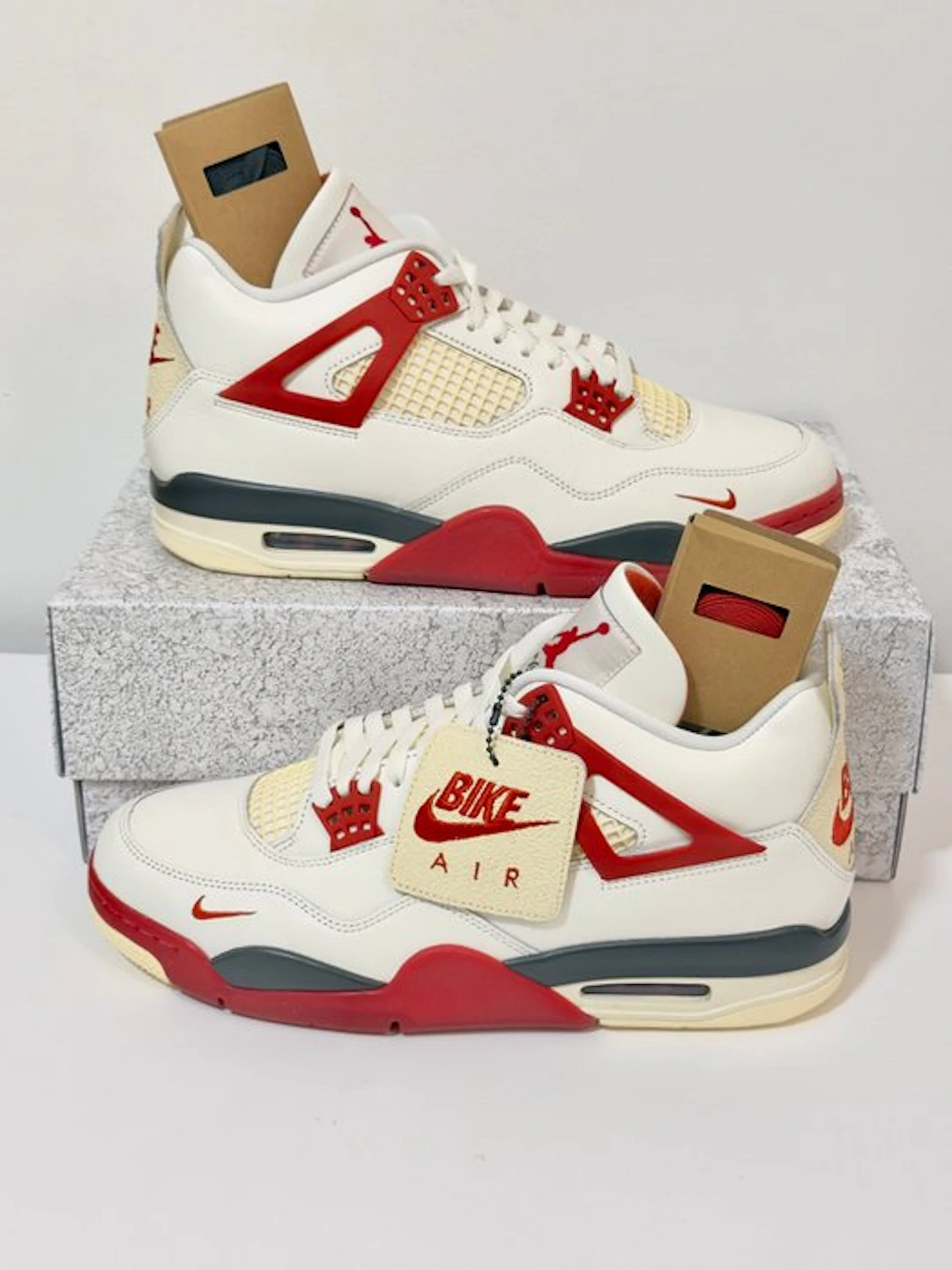 Nike - Air Jordan 4
