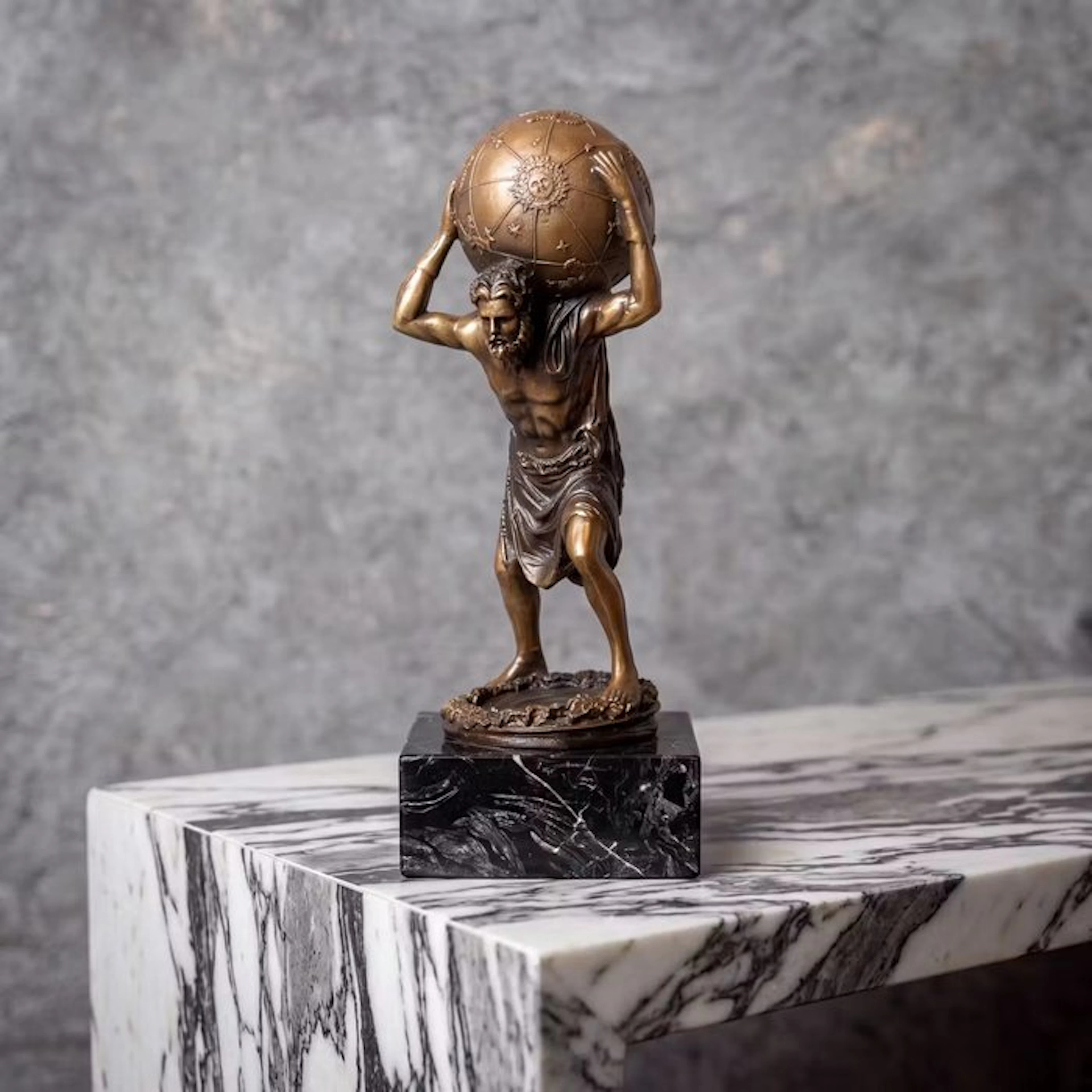Statue, Exclusief bronzen sculptuur van Atlas op een...