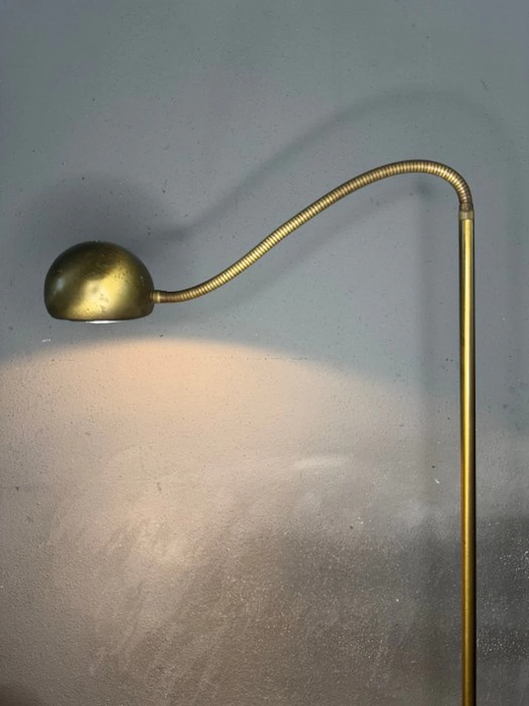 Mobo Light Holland - Floor lamp - Brass - A swan-gooseneck floor lamp