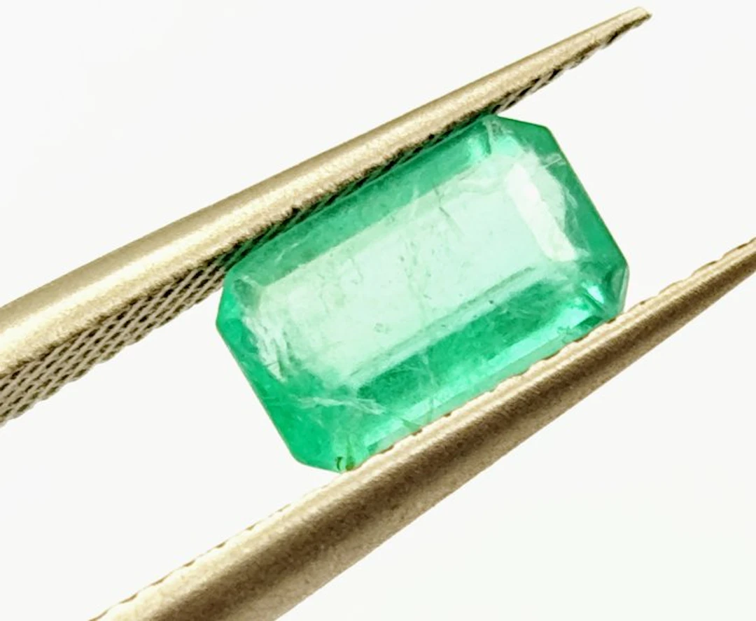 No reserve price - 1 pcs Green Emerald - 1.30 ct...