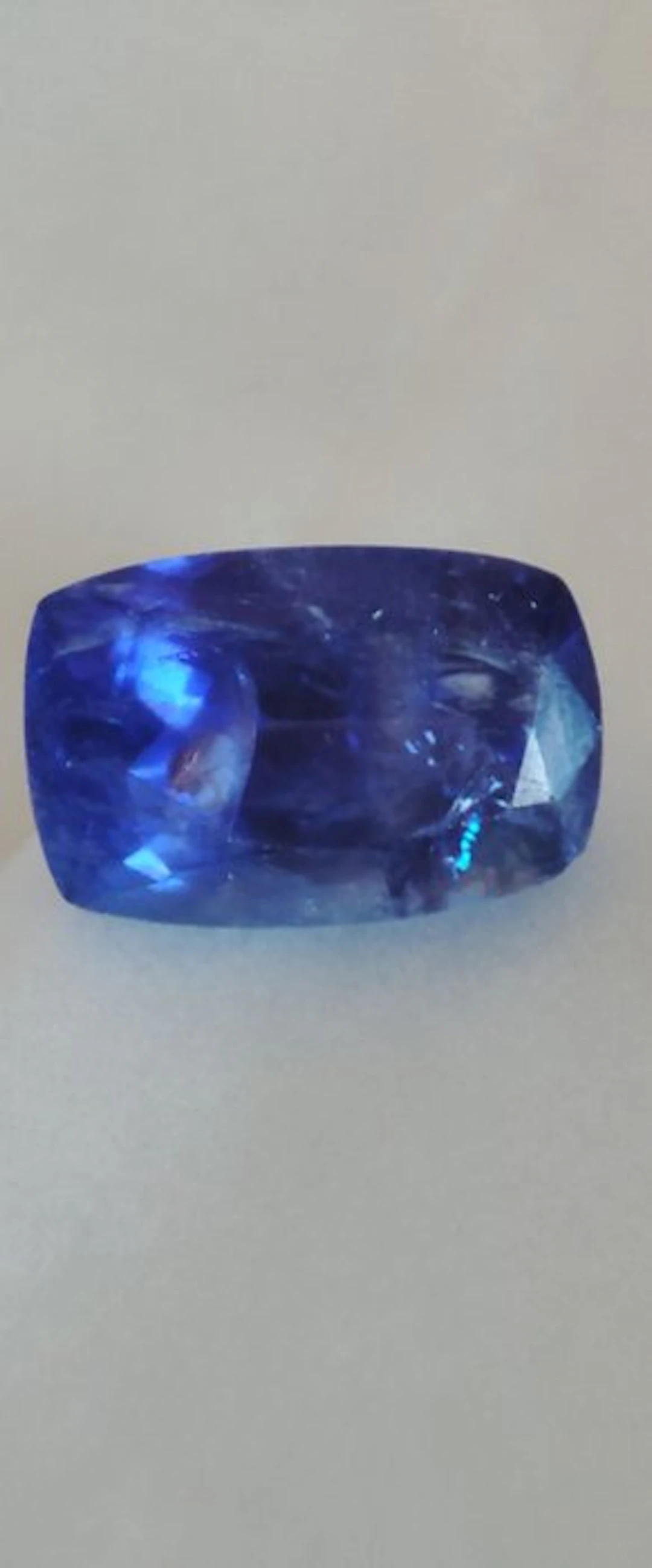 Blue, Purple Tanzanite - 8.52 ct - Gem Report Antwerp (GRA)