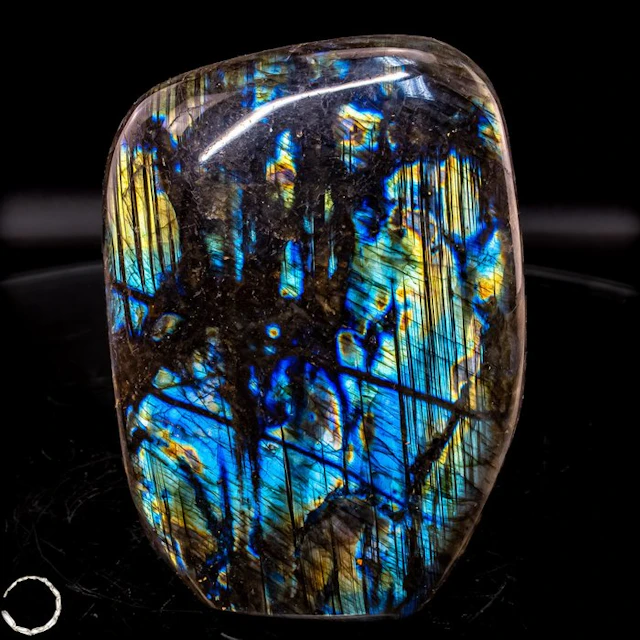 Natural labradorite from Madagascar – Nature's shimmering...