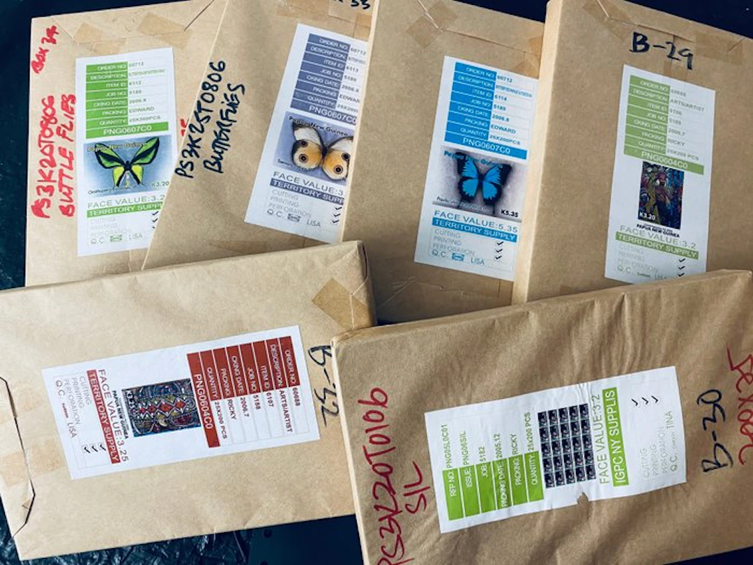 Papua New Guinea - Batch Papua in original packaging. 6 packs of 200 sheets.