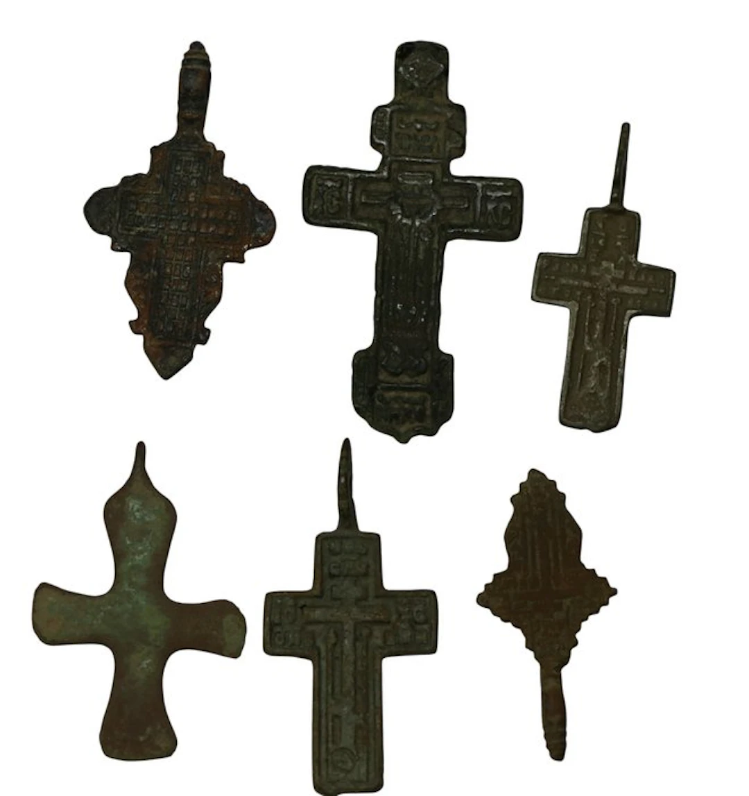 A lot of 6 bronze crosses (No reserve price)
