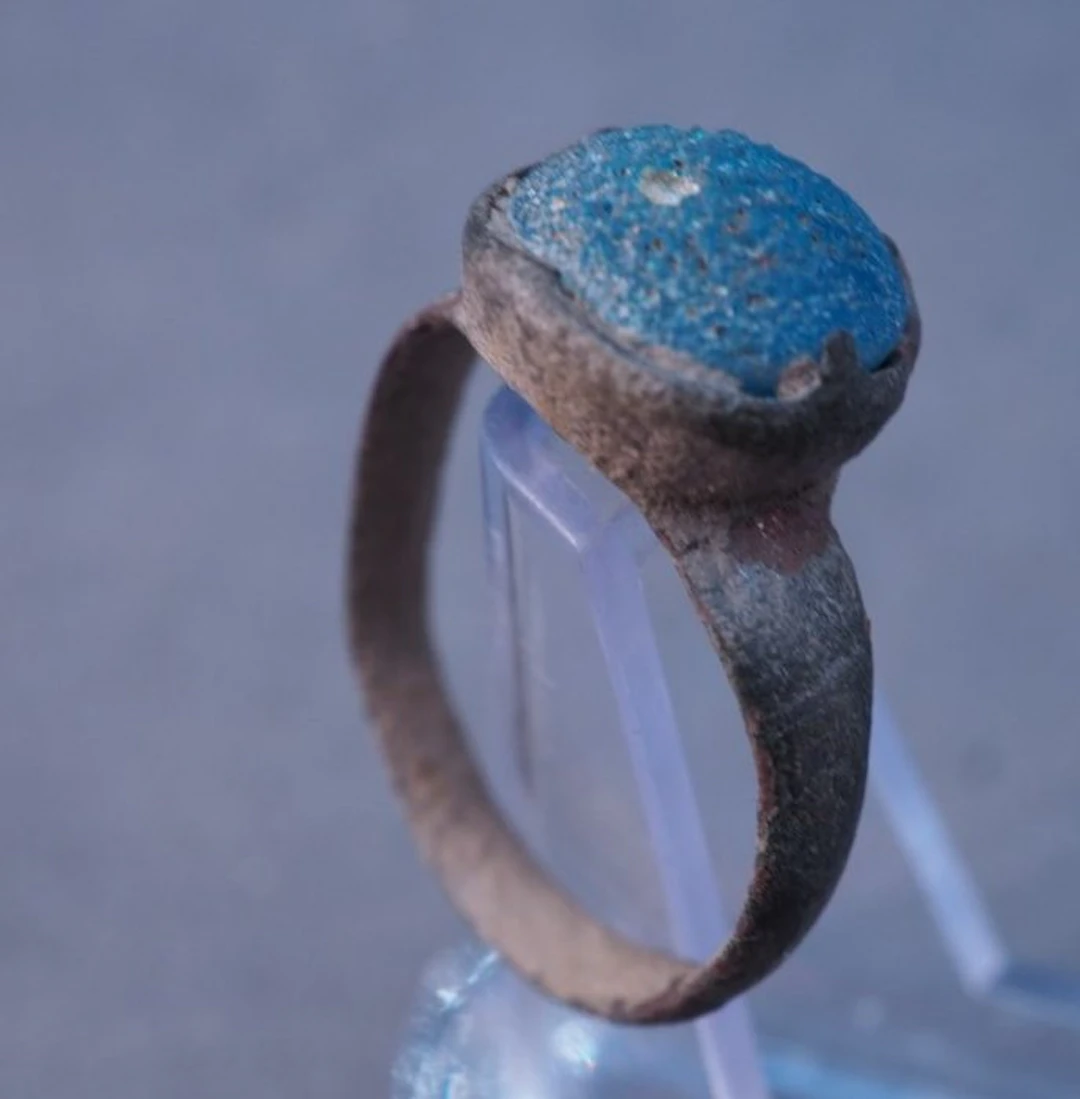 Medieval Crusaders Bronze ring with blue glass stone - 17 mm (No reserve price)