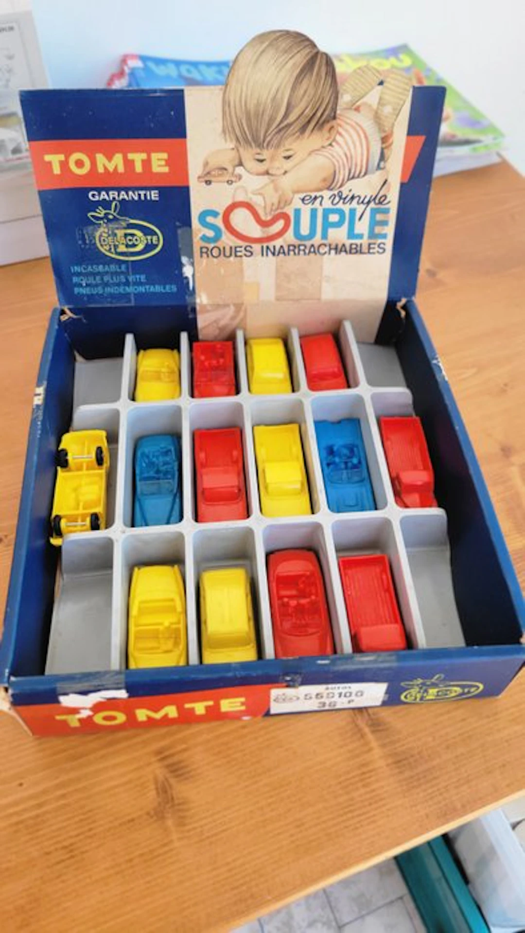 Présentoir carton tomte Laerdal + 14 jouets neuf...