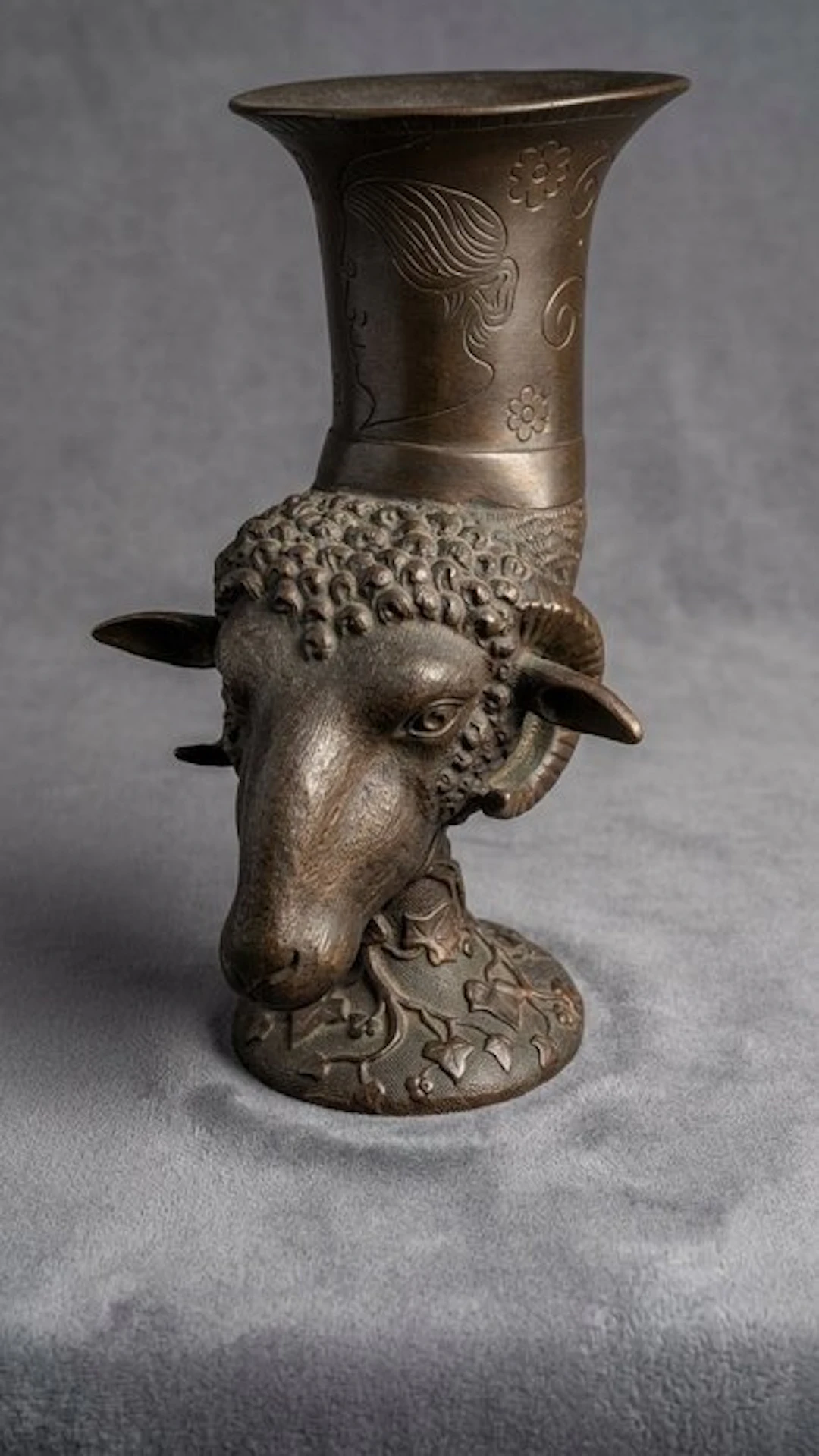 Drinking horn - Patinated bronze - Grand Tour bronze rhyton