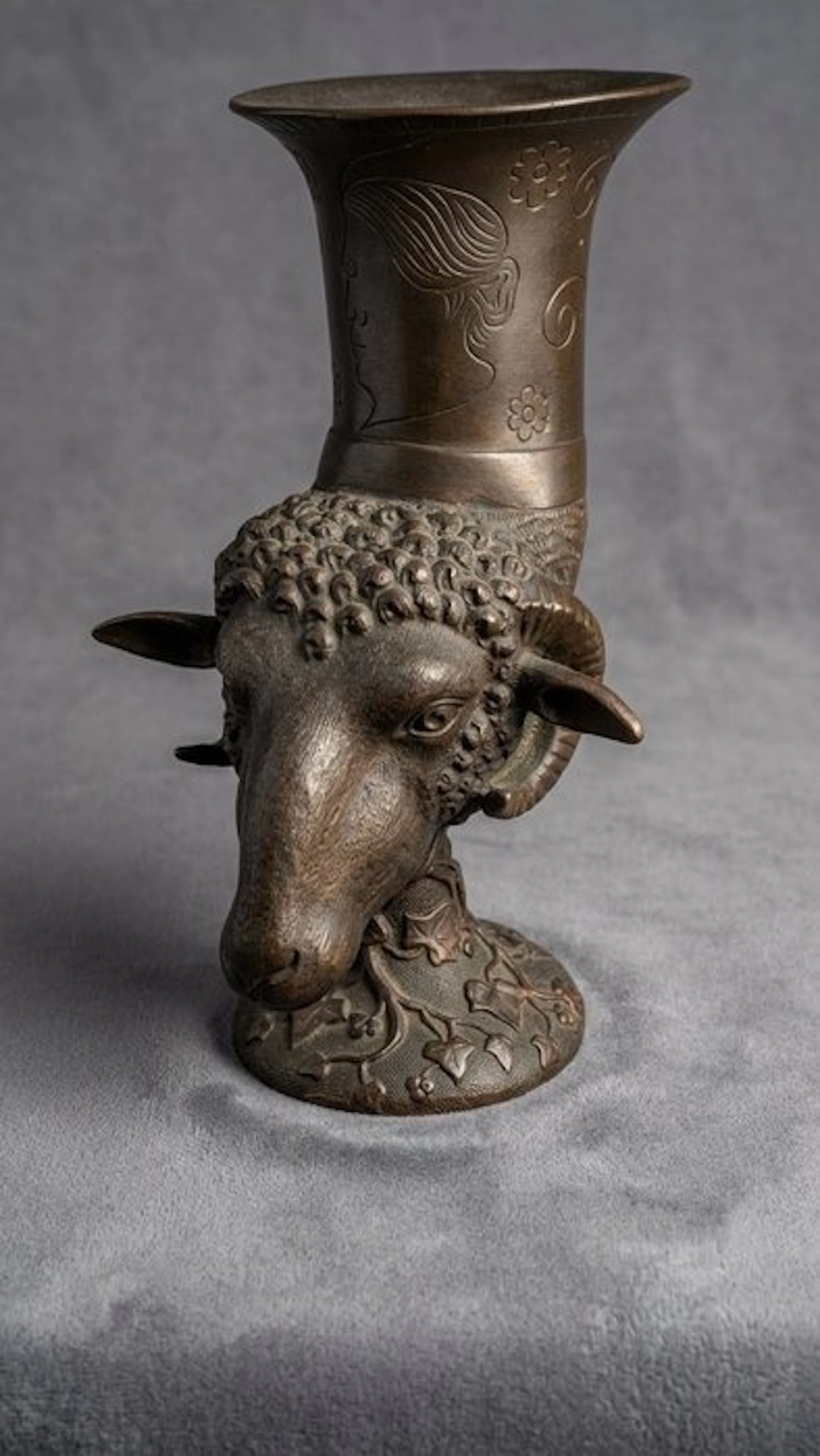 Drinking horn - Patinated bronze - Grand Tour bronze rhyton