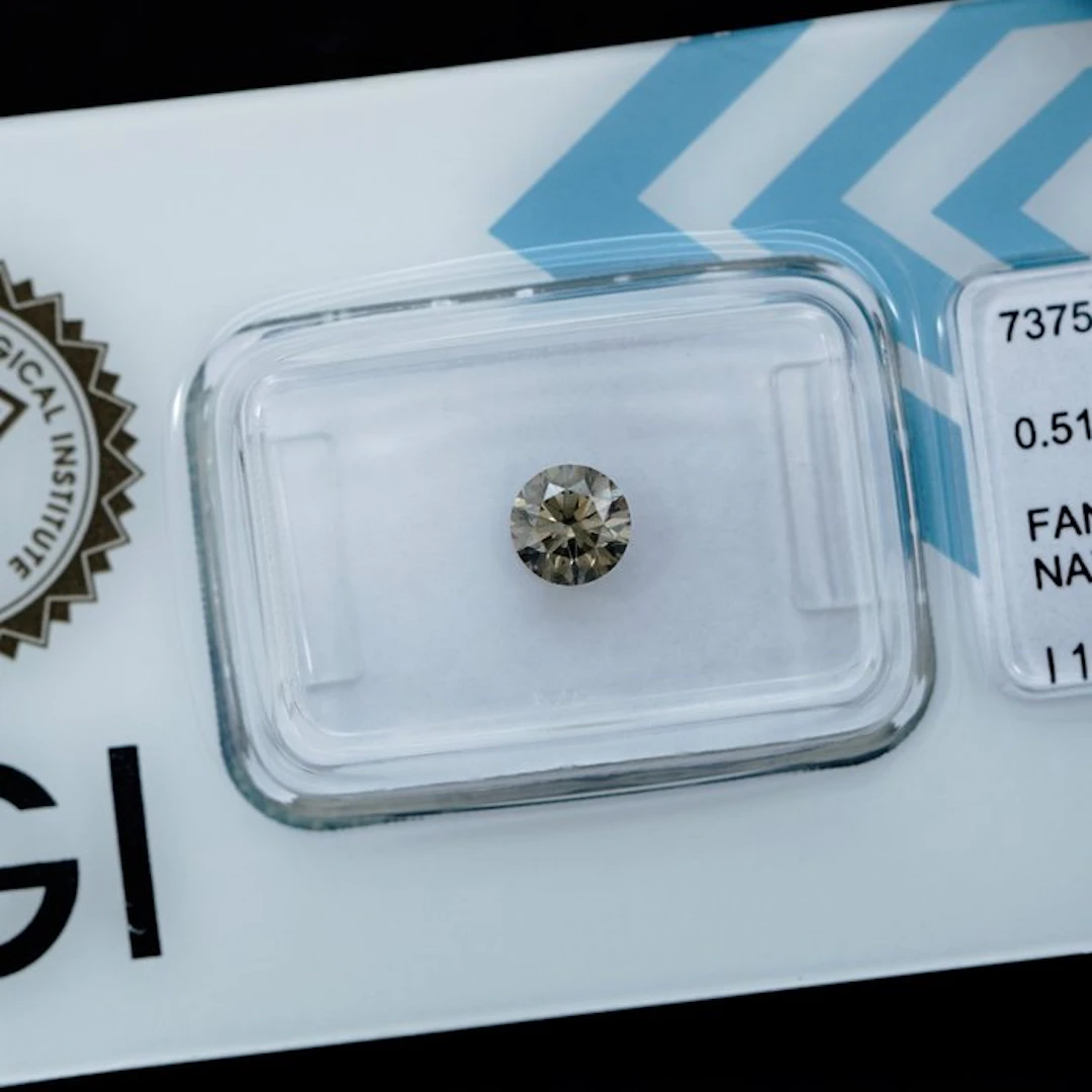 No reserve price - 1 pcs Diamond (Natural coloured)...