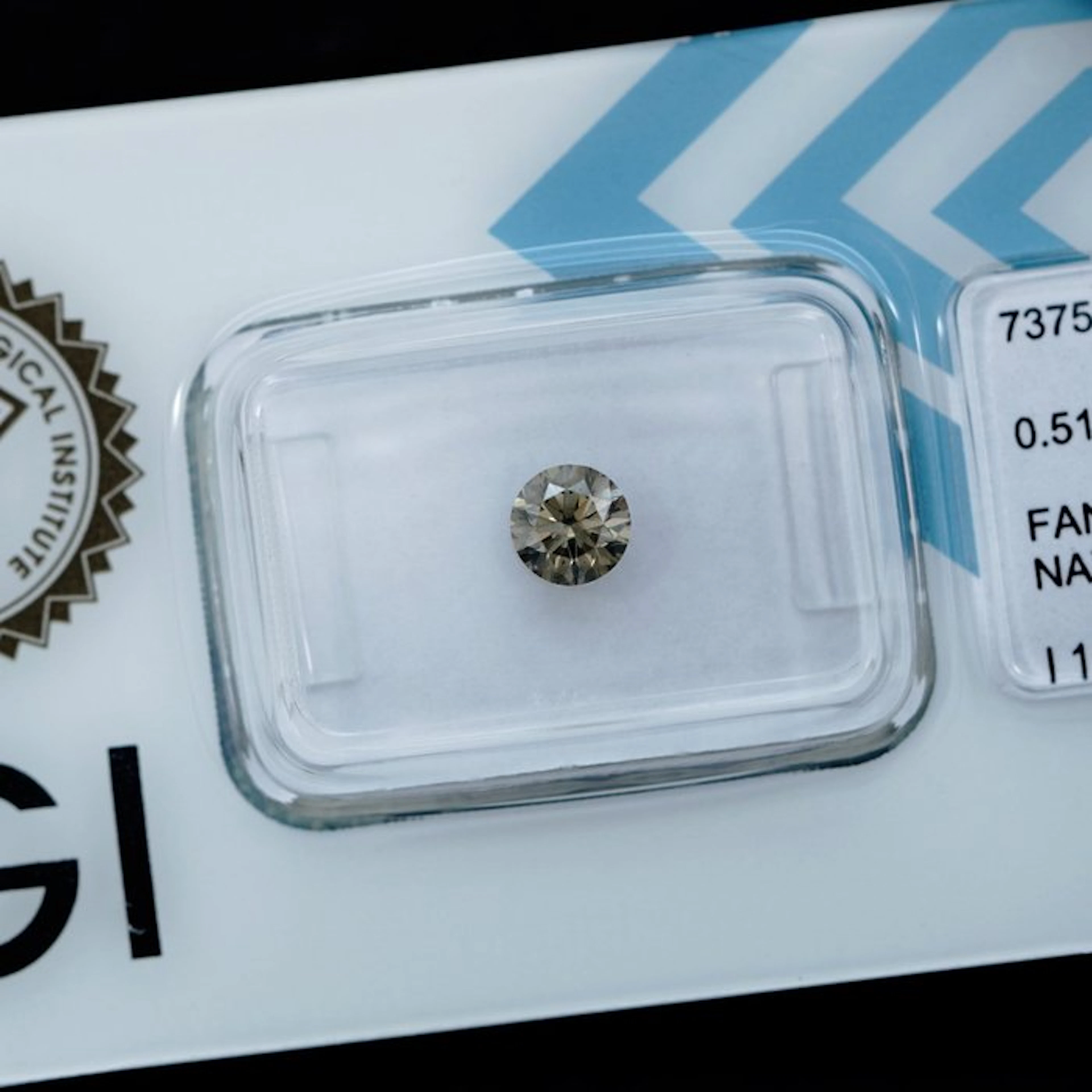 No reserve price - 1 pcs Diamond (Natural coloured)...