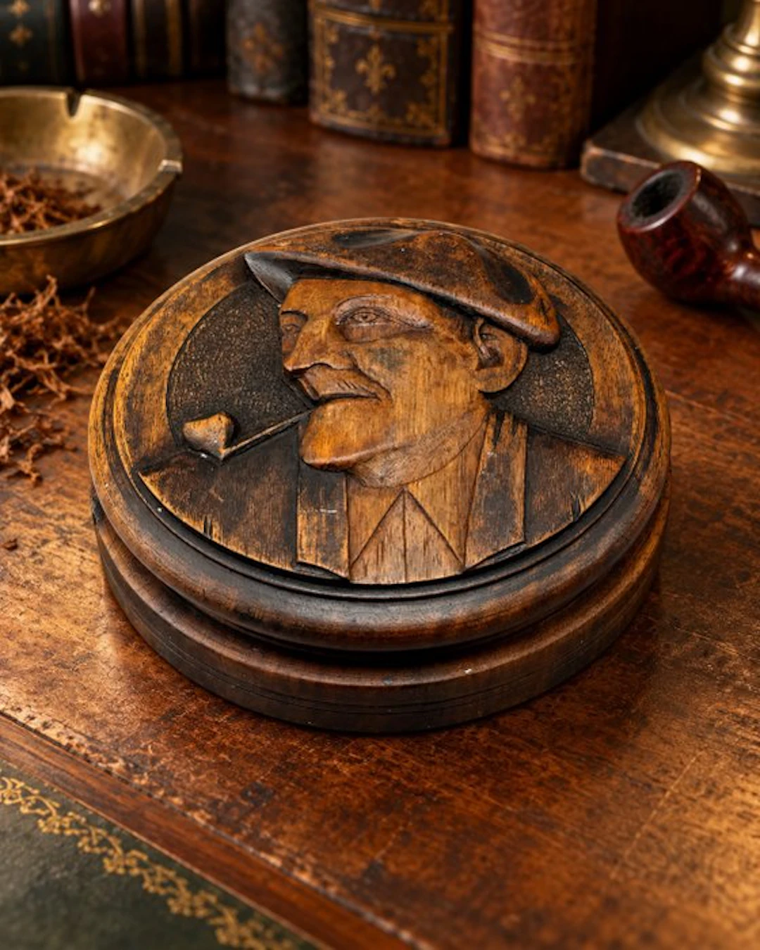 Handgesneden houten tabaksdoos – pijproker in reliëf...