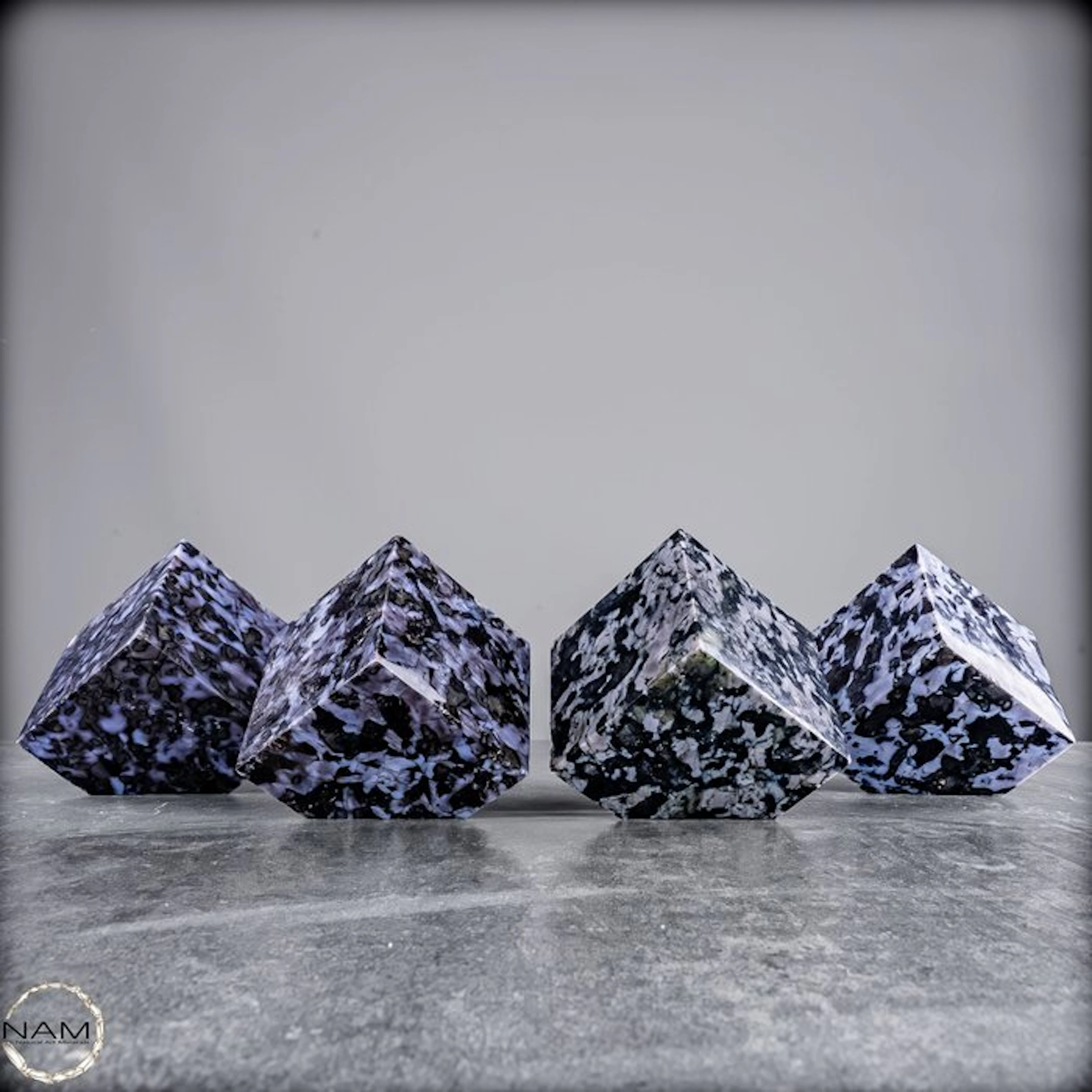 Merlinit dice set – four fascinating One-of-a-kind pieces...