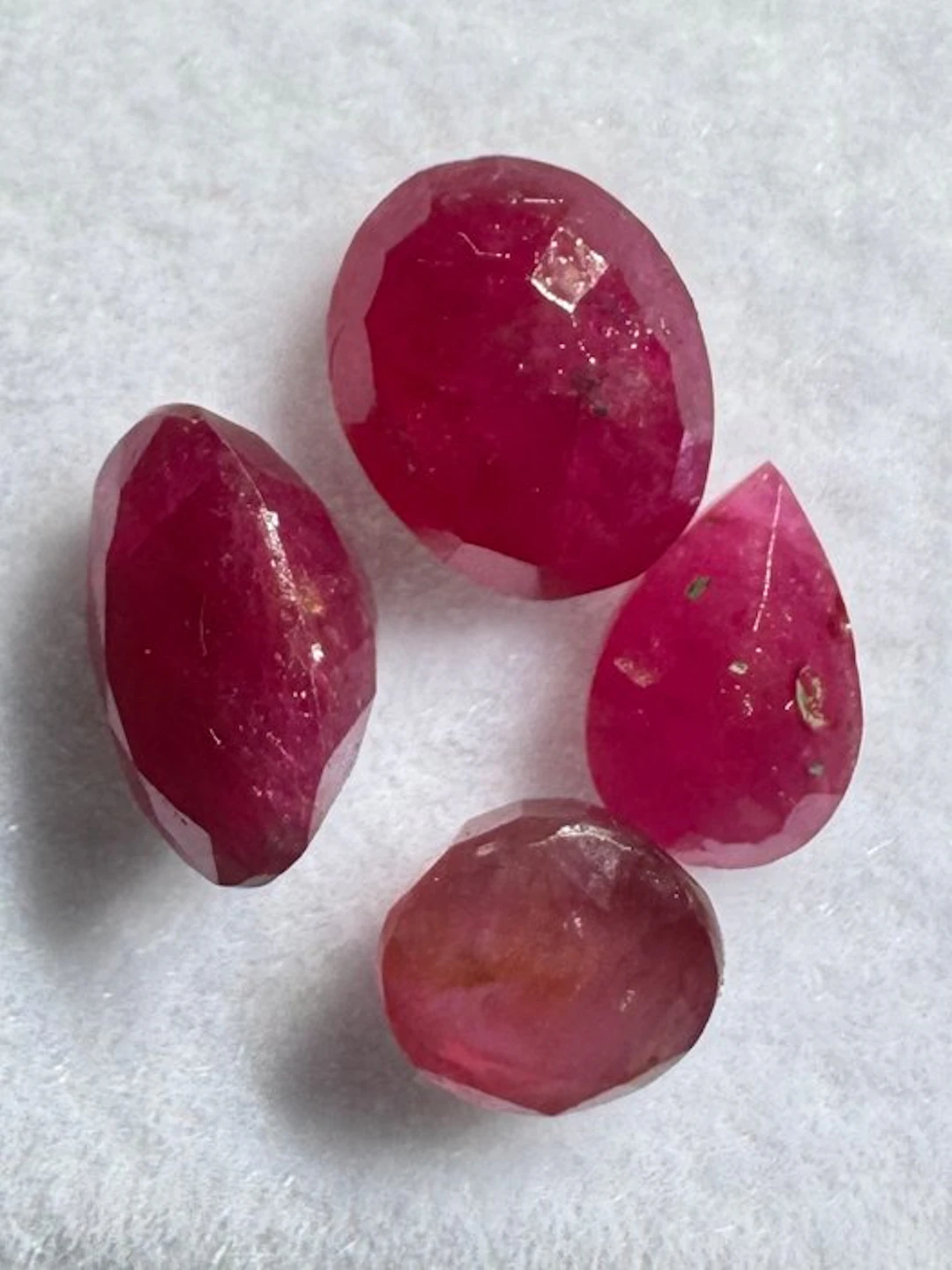 Set of 4 cut ruby stones - 3.93 carats Faceted mix- 0.79 g