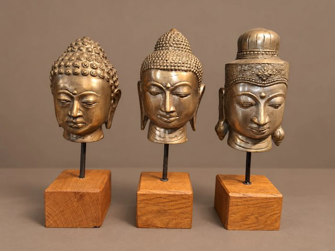 Statue, Drie Boeddha hoofden op sokkel - 23 cm - Bronze, Wood