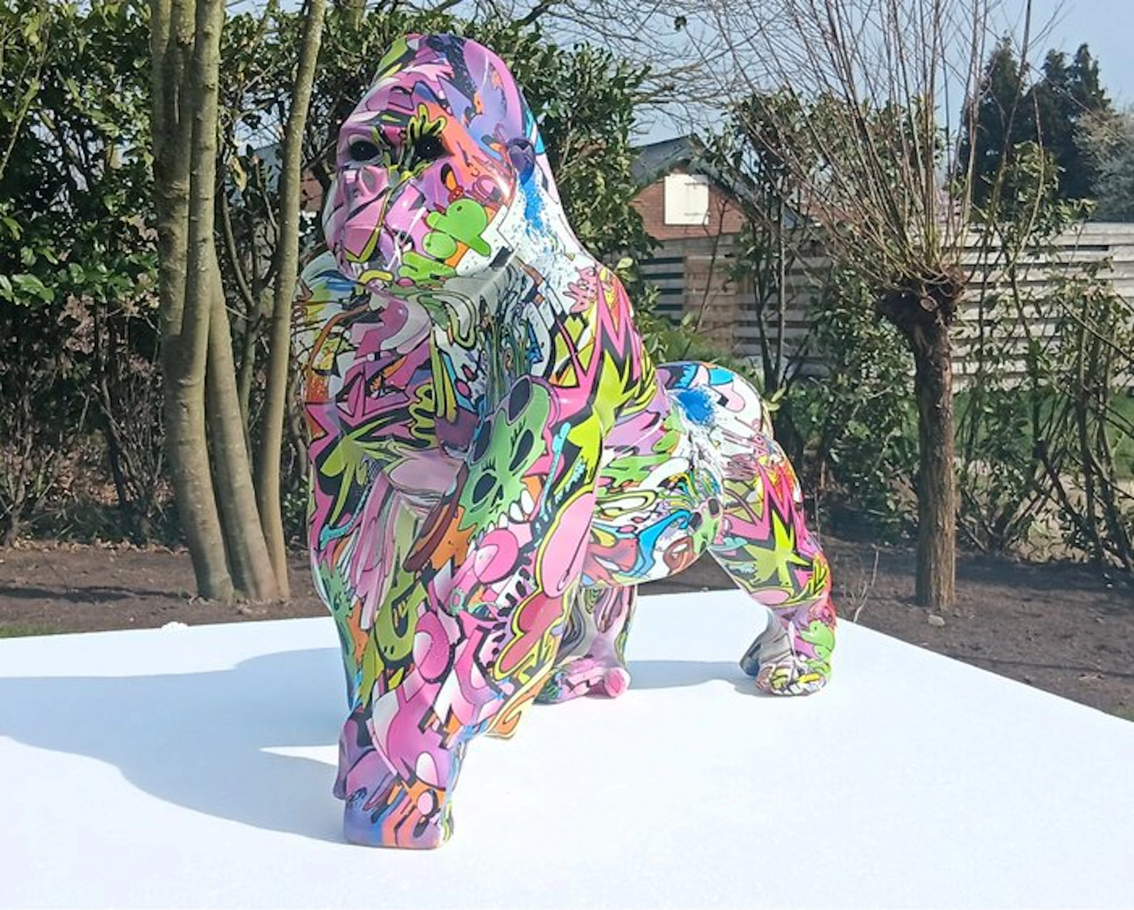 Sculpture, grafitti gorilla one af a kind - 49 cm - 49 cm - resin mgo