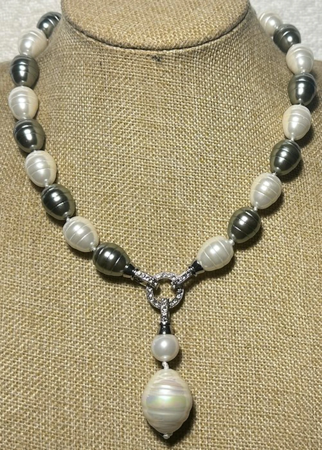 Bicolor Mother of Pearl (17 x 13) and White Mother of Pearl (25 x 22 mm)