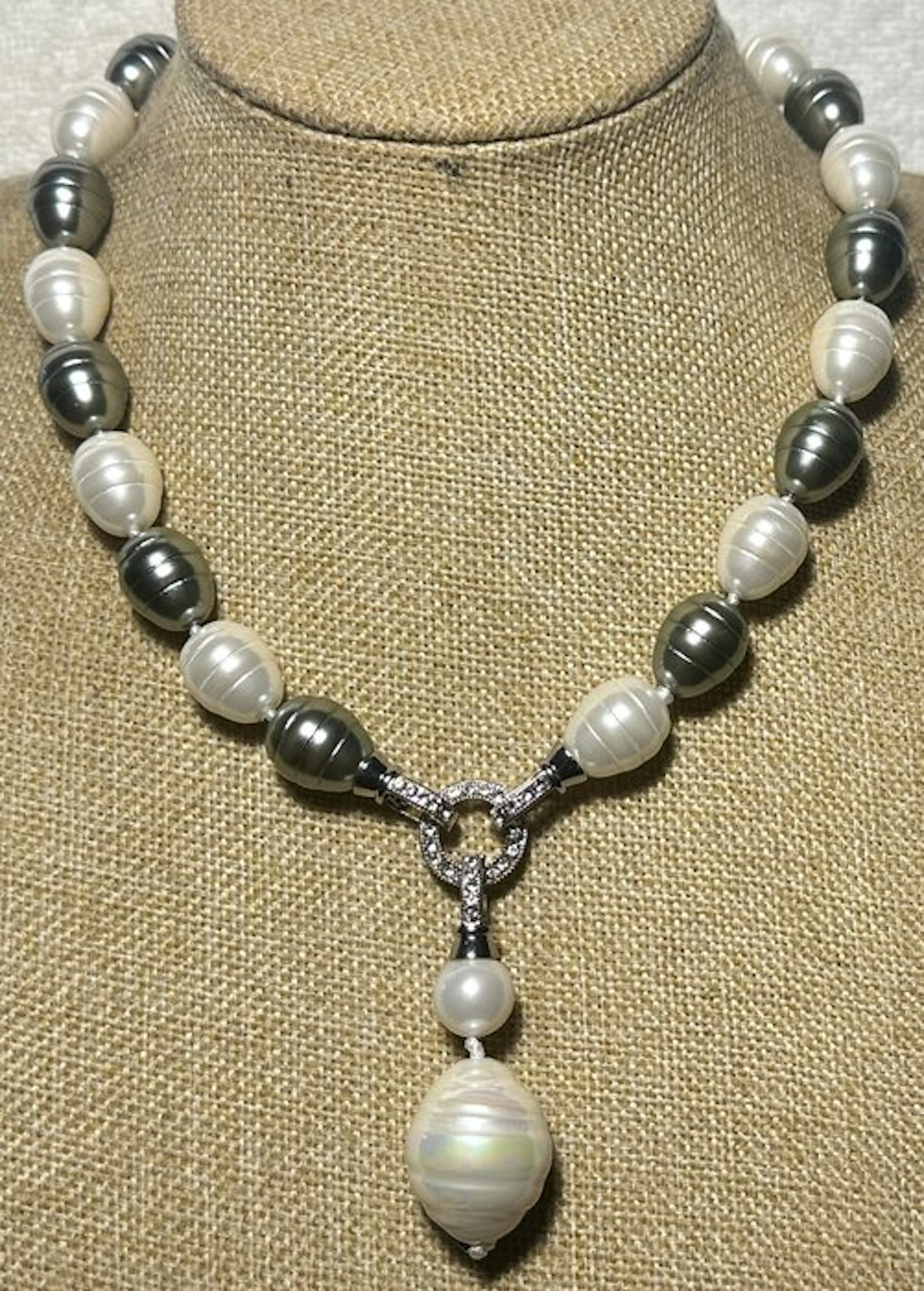 Bicolor Mother of Pearl (17 x 13) and White Mother of Pearl (25 x 22 mm)