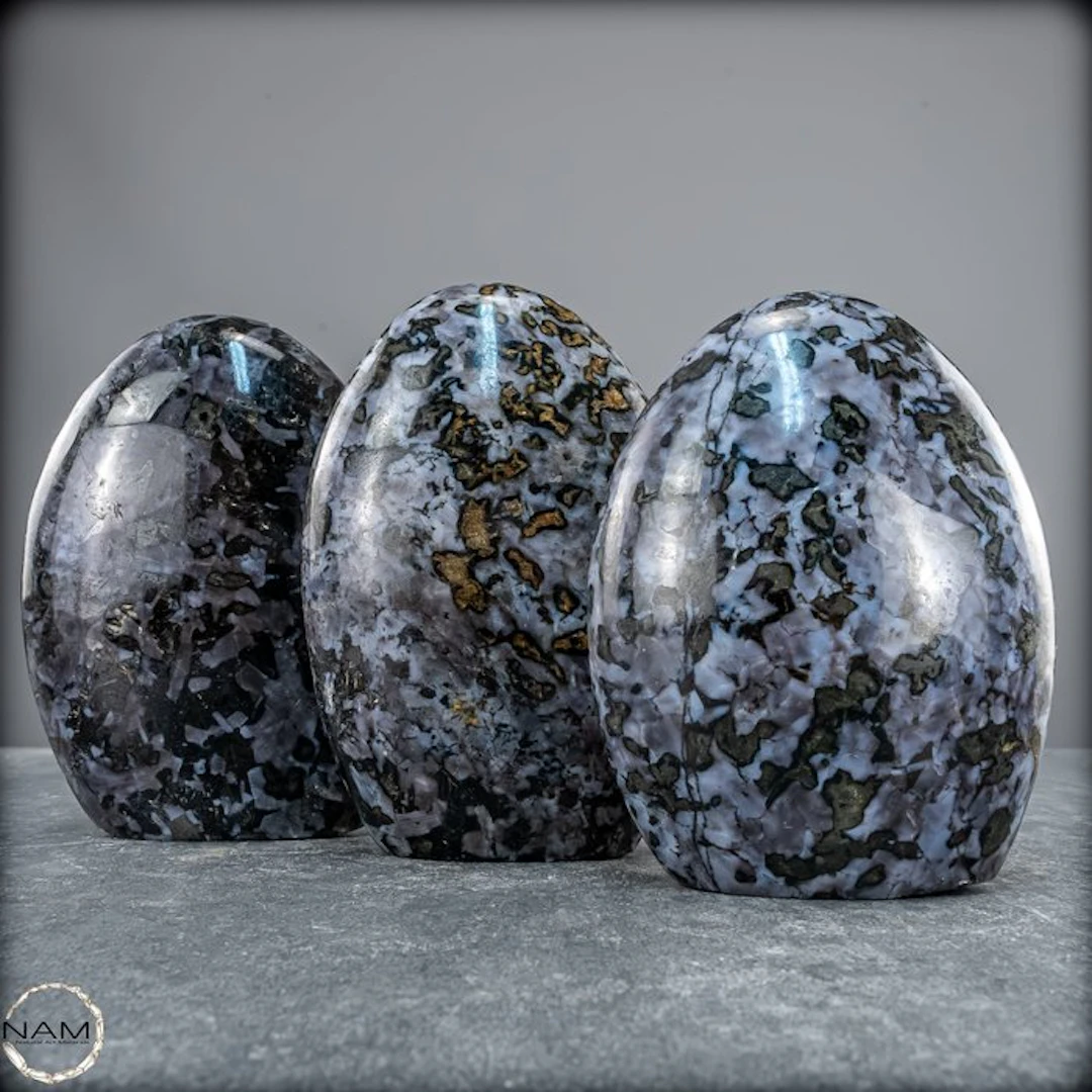 Exceptional Merlinit freeform set – Three unique natural...