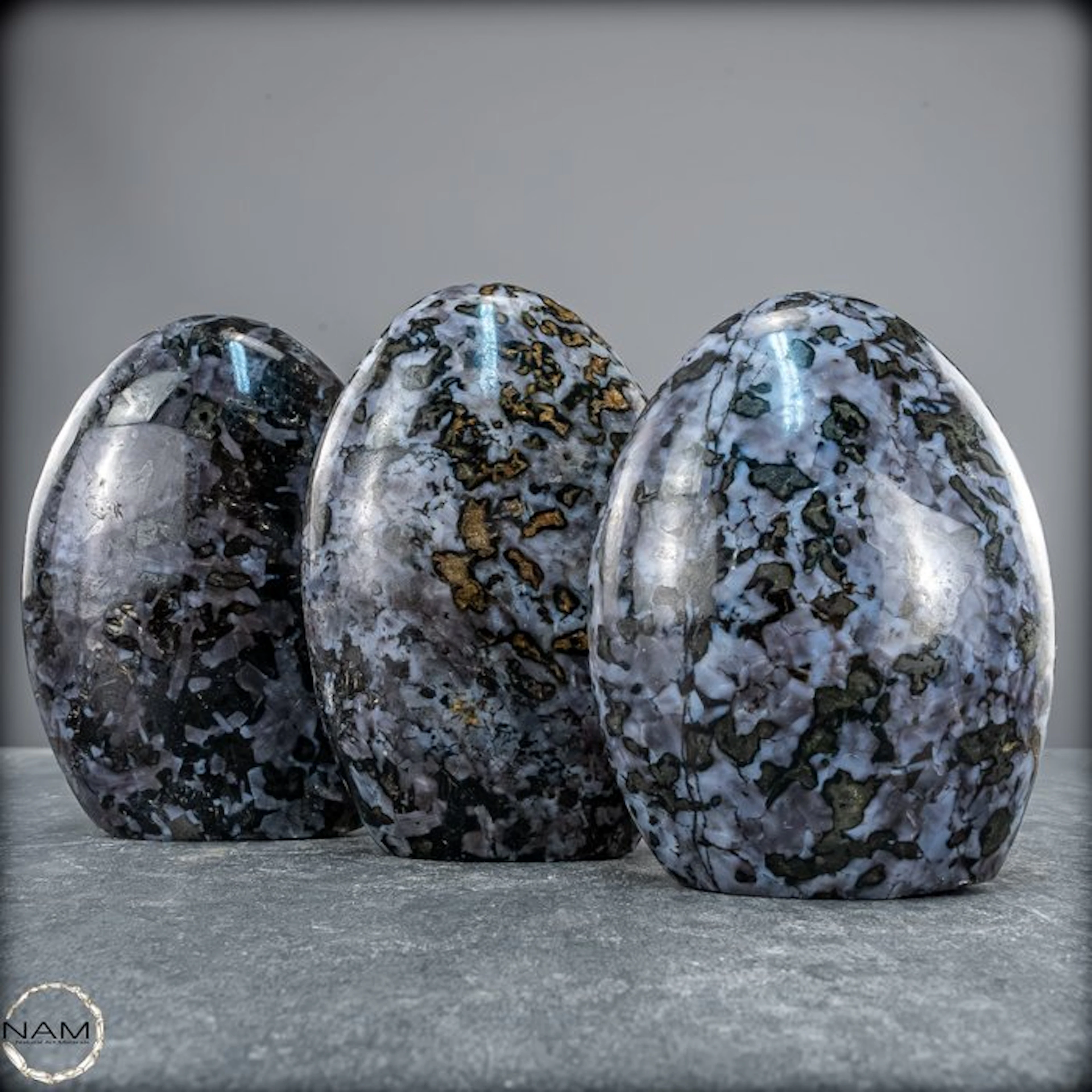 Exceptional Merlinit freeform set – Three unique natural...