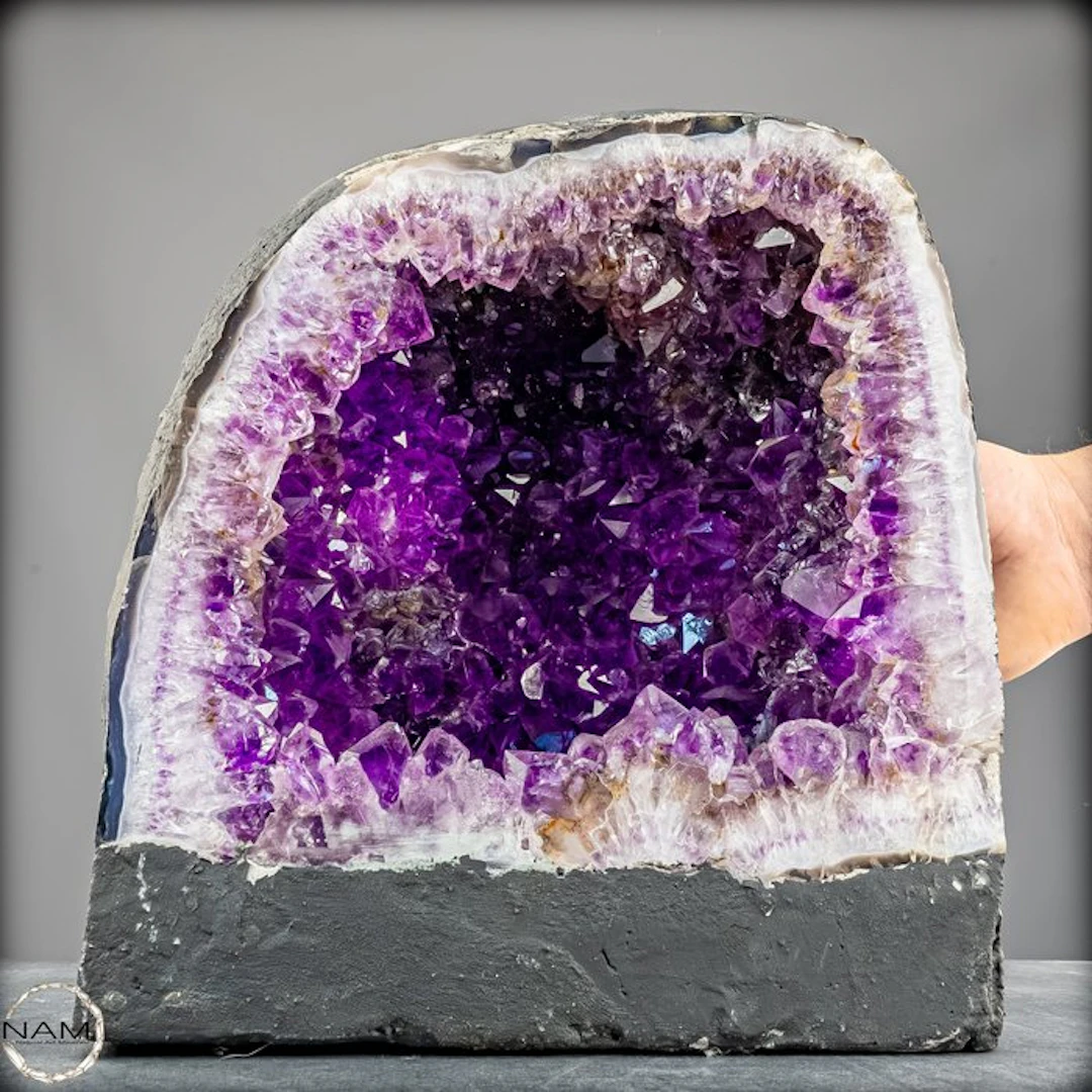 Natural amethyst druzy – an impressive natural work of art full of depth