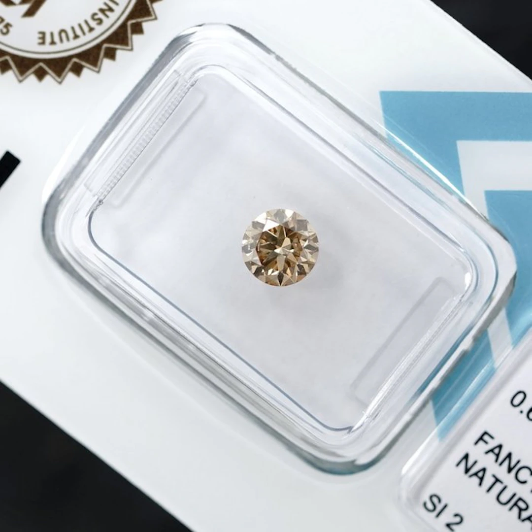 1 pcs Diamond (Natural coloured) - 0.63 ct - Round...
