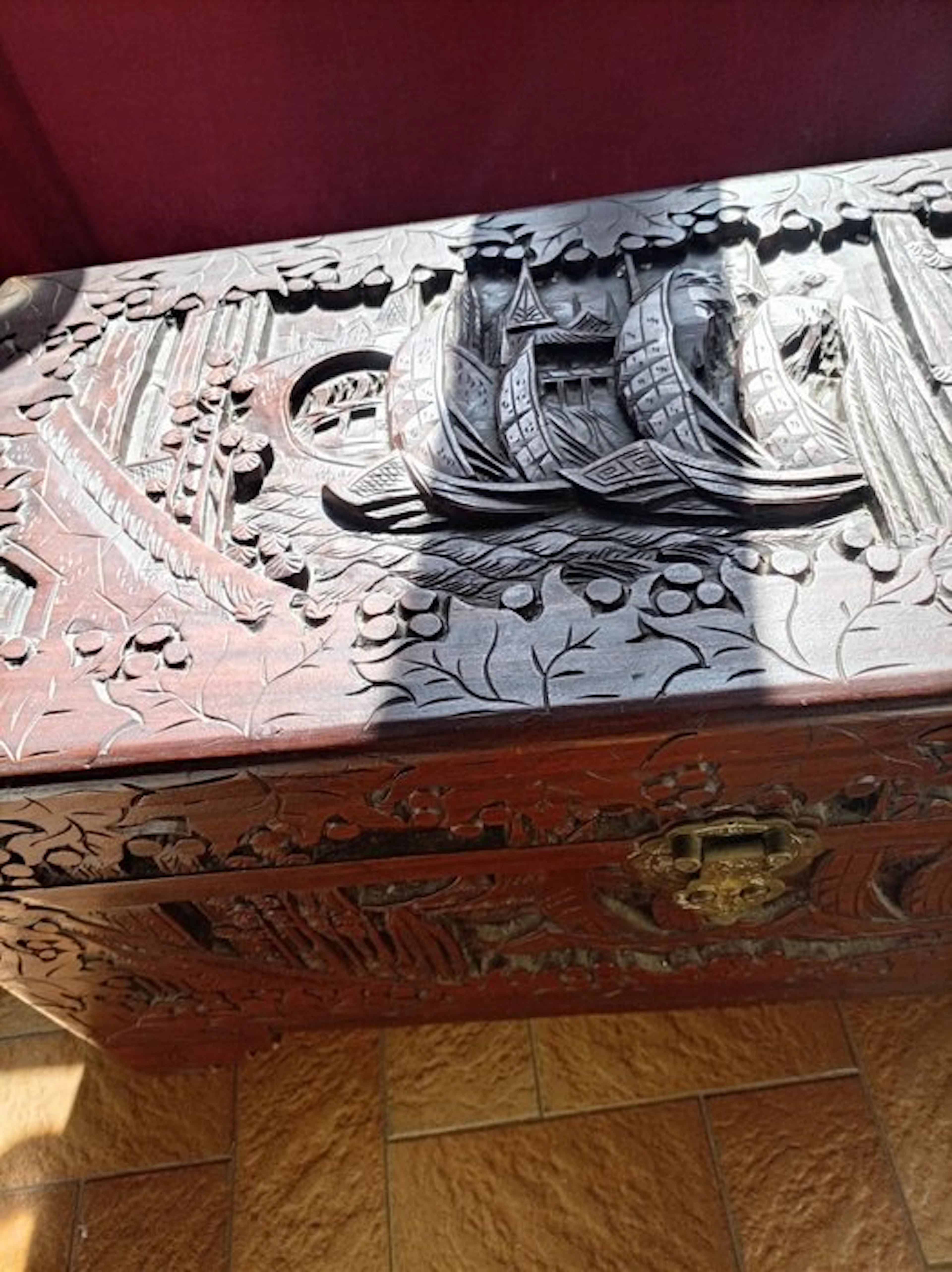 Chinese camphorwood clothes chest - Wood - China - Early 20th century