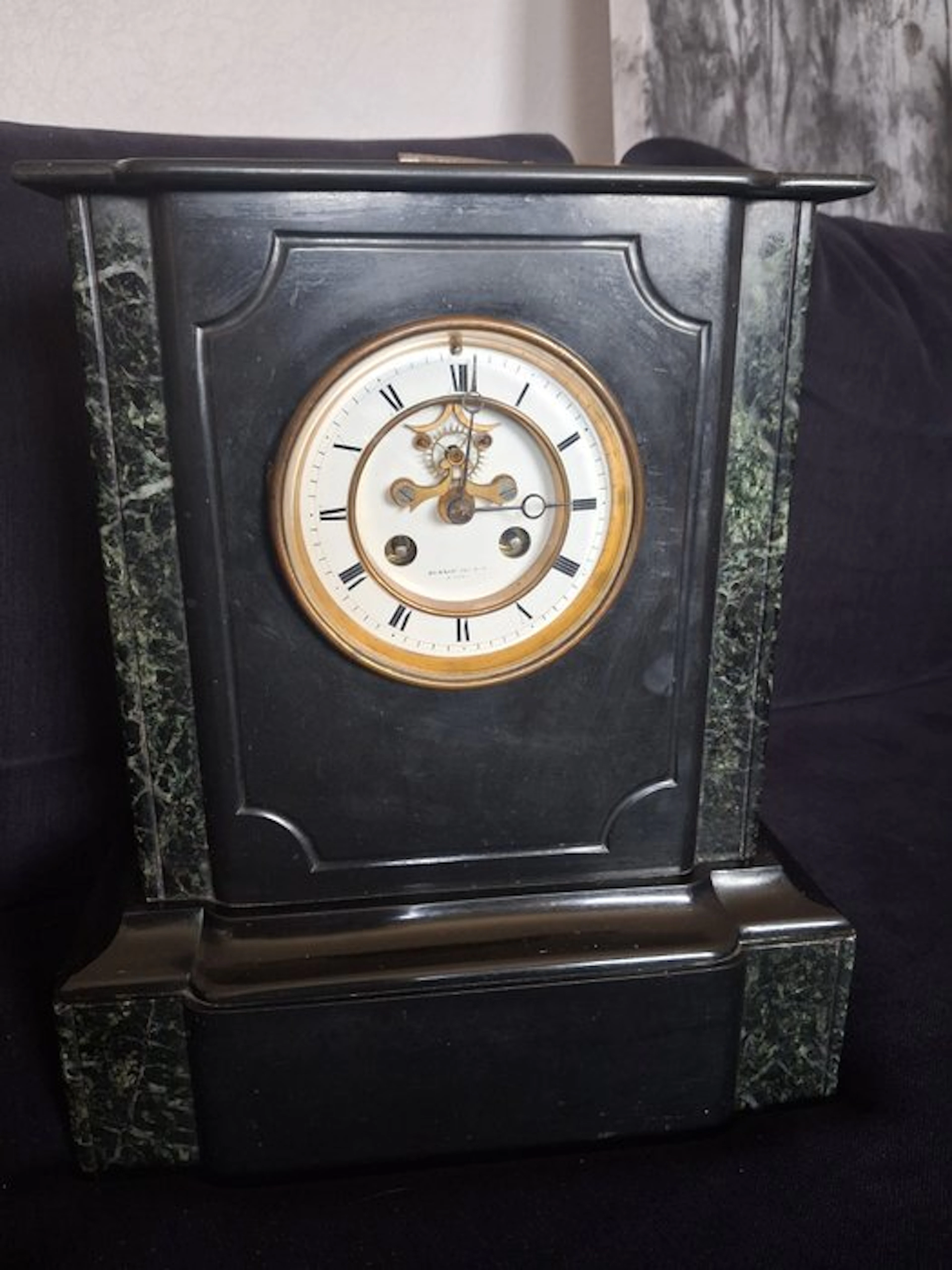 Mantel clock - ​Pendule borne en marbre noir et vert...