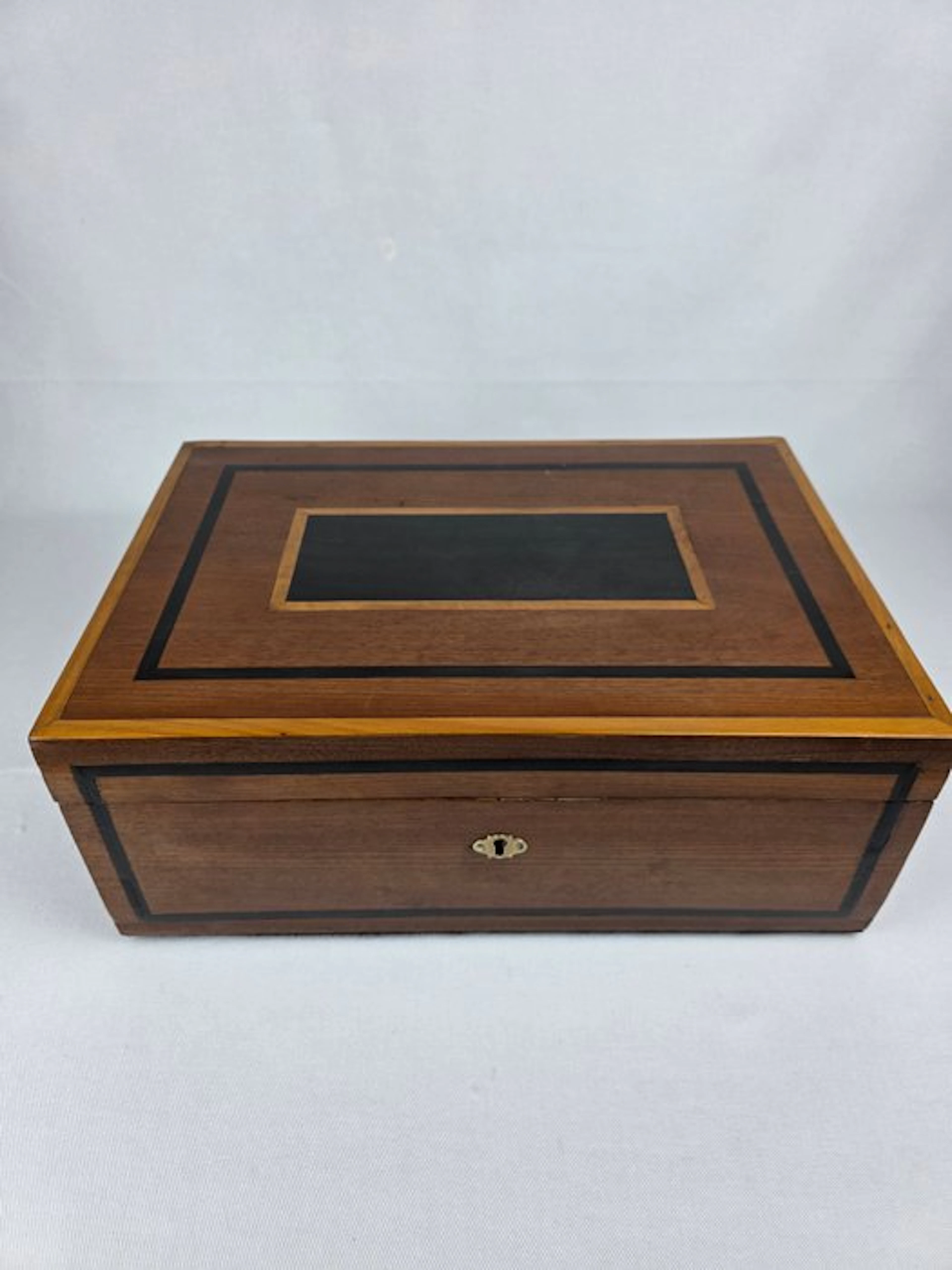 Box - Walnut, Mahogany, Inlays in precious woods - Jewelry box, treasure chest