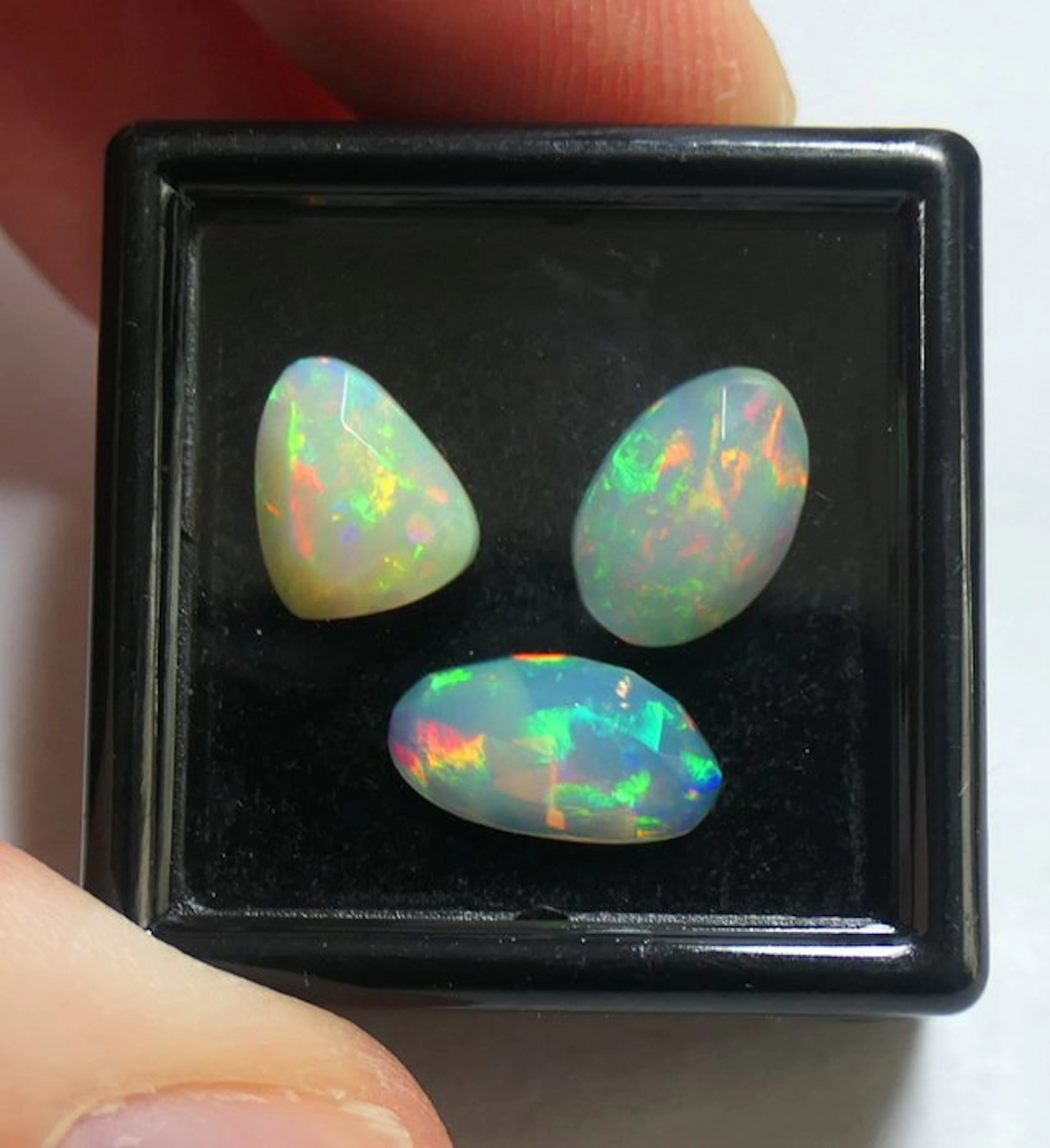 Splendid Opals 100% Natural Cabochon- 0.75 g - (3)
